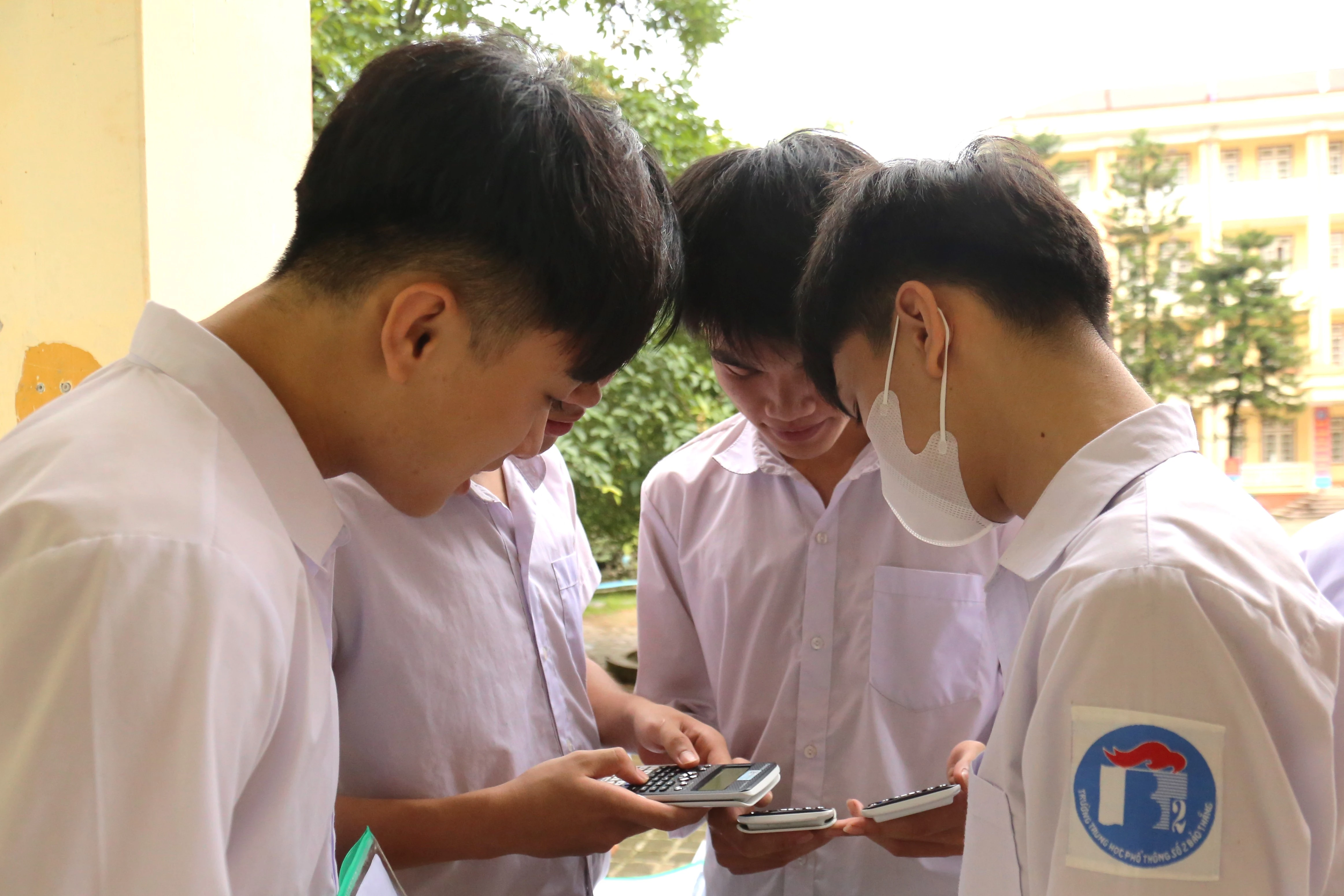 Thí sinh có mặt từ sớm chuẩn bị cho bài thi.