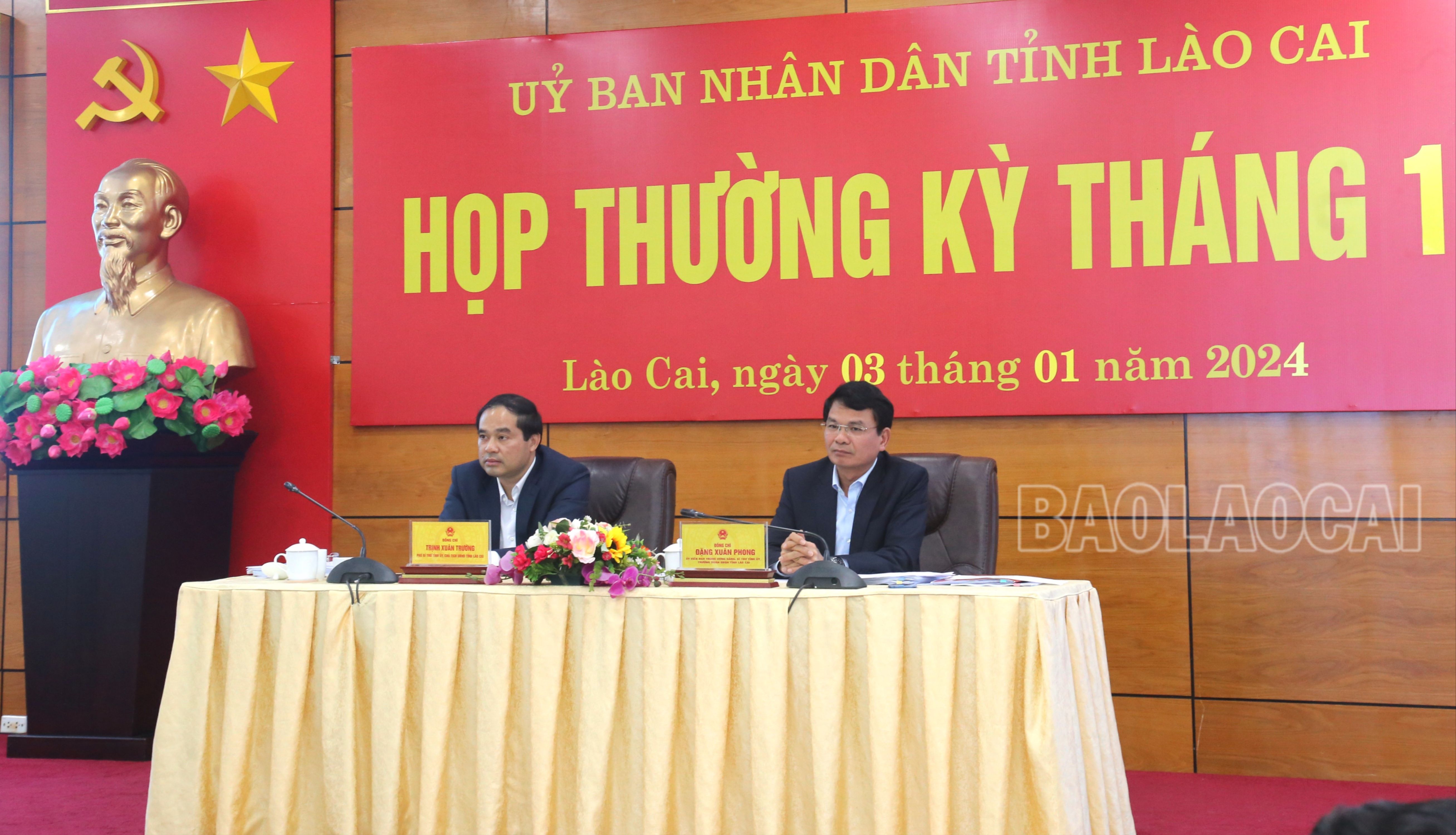 Các đồng chí lãnh đạo chủ trì phiên họp. img-8752-9828-143.jpg