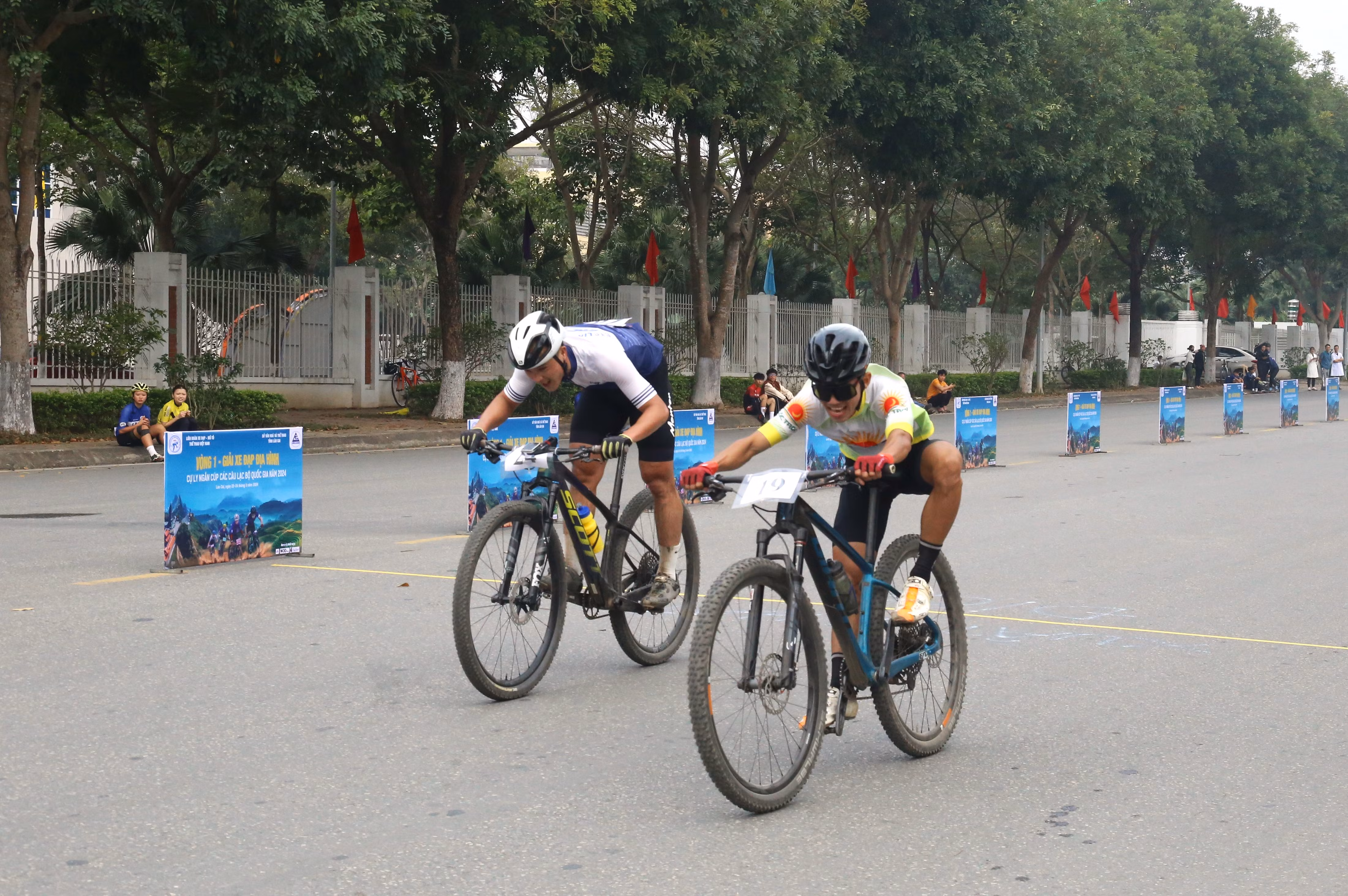 Khoảnh khắc về đích (2).JPG