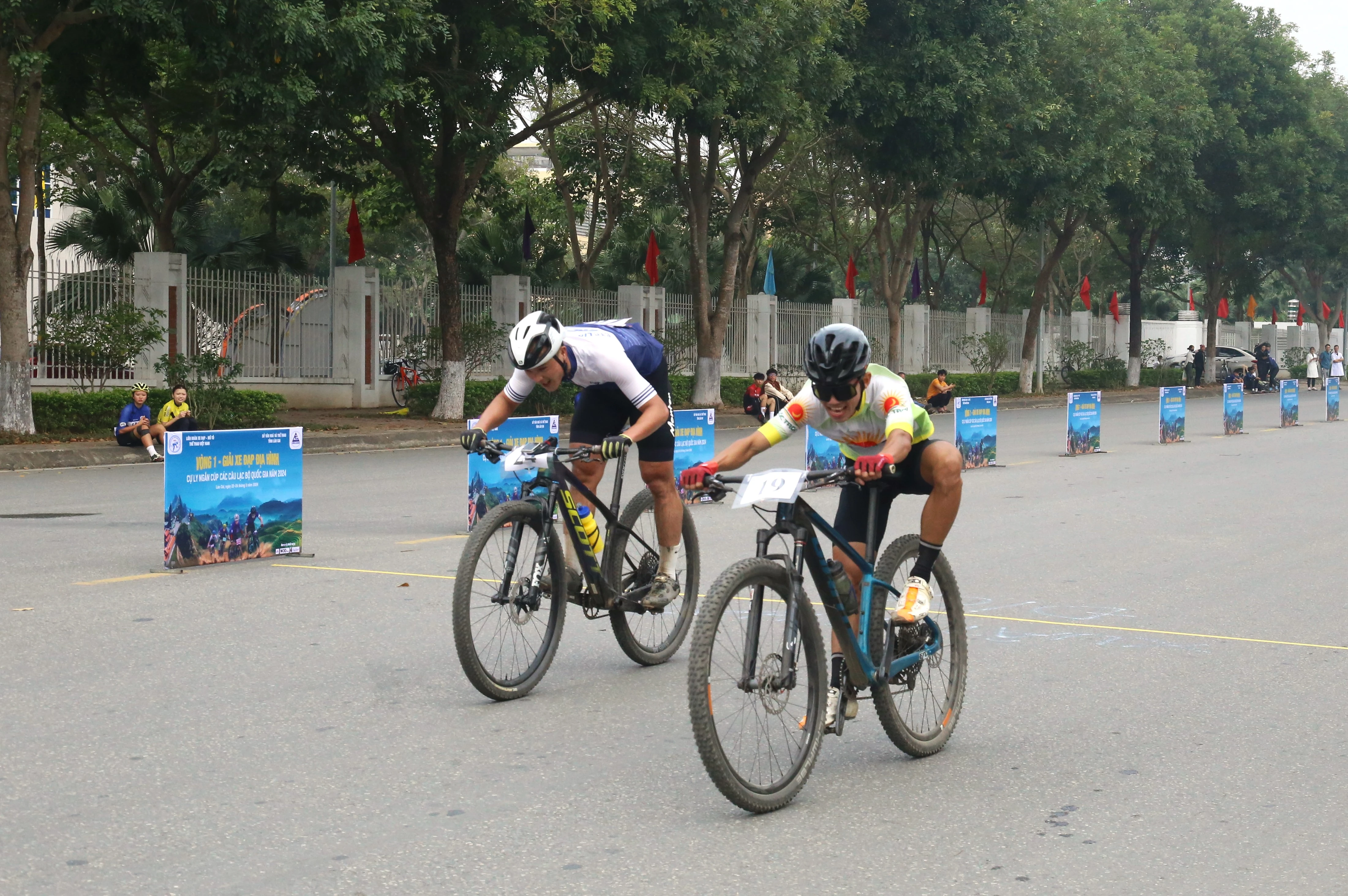 Khoảnh khắc về đích (2).JPG