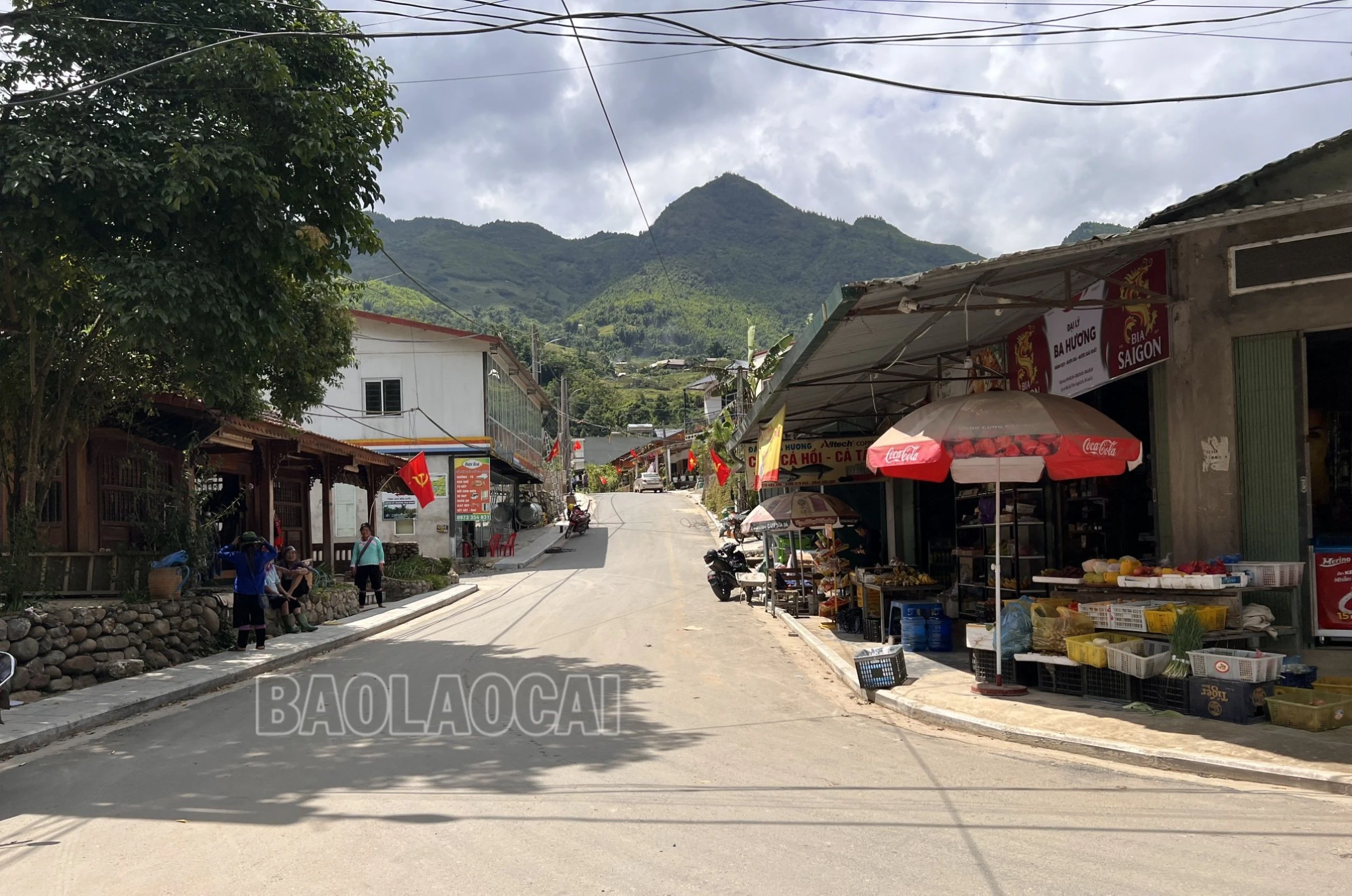 Tuyến đường huyết mạch của thôn được mở rộng sạch đẹp và khang trang hơn..jpg