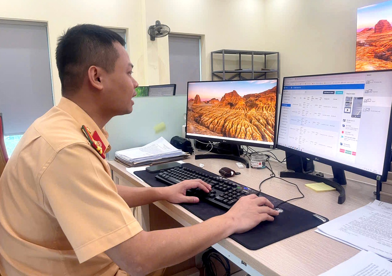 Cán bộ Phòng Cảnh sát giao thông kiểm tra các lỗi vi phạm qua hệ thống camera giám sát. anh-phat-nguoi.jpg