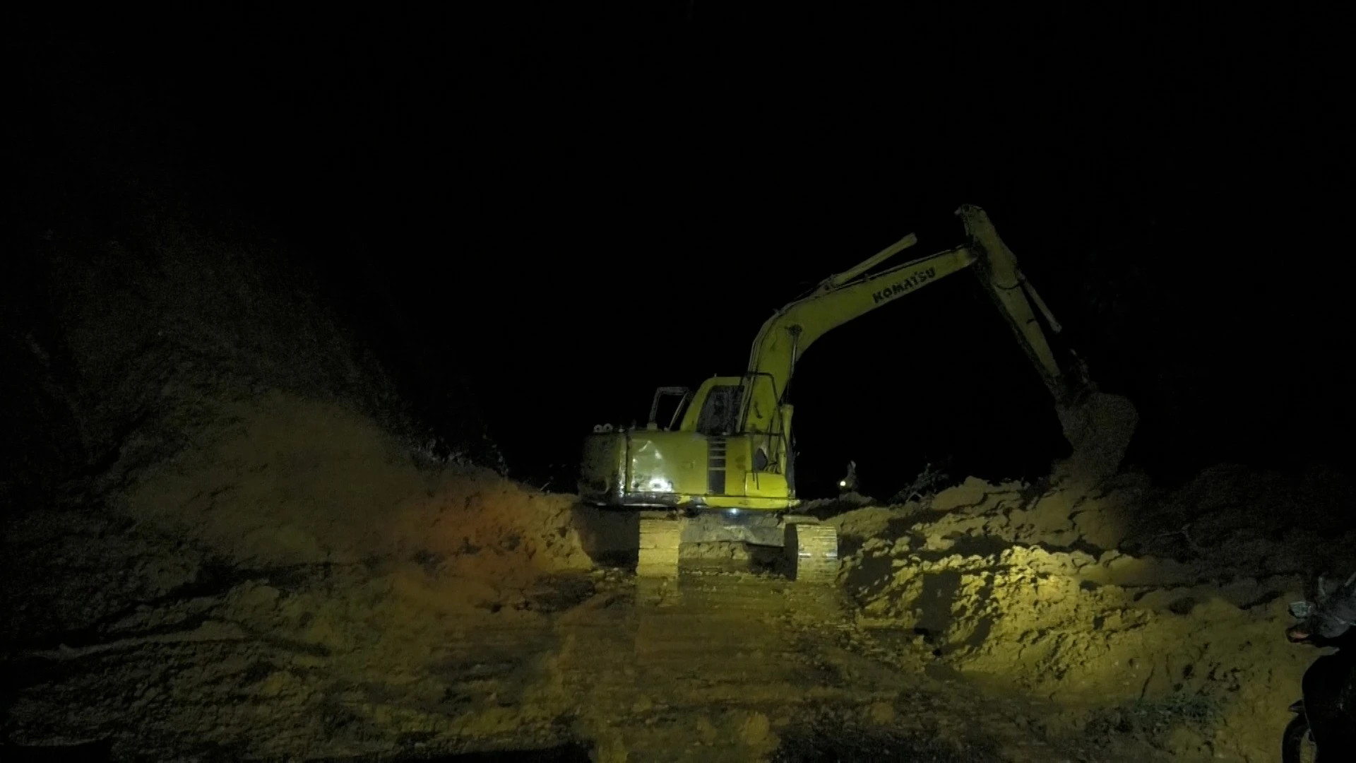 Lãnh đạo xã Việt Hồng cùng các lực lượng kiểm tra thiệt hại và hỗ trợ người dân khắc phục hậu quả thiên tai