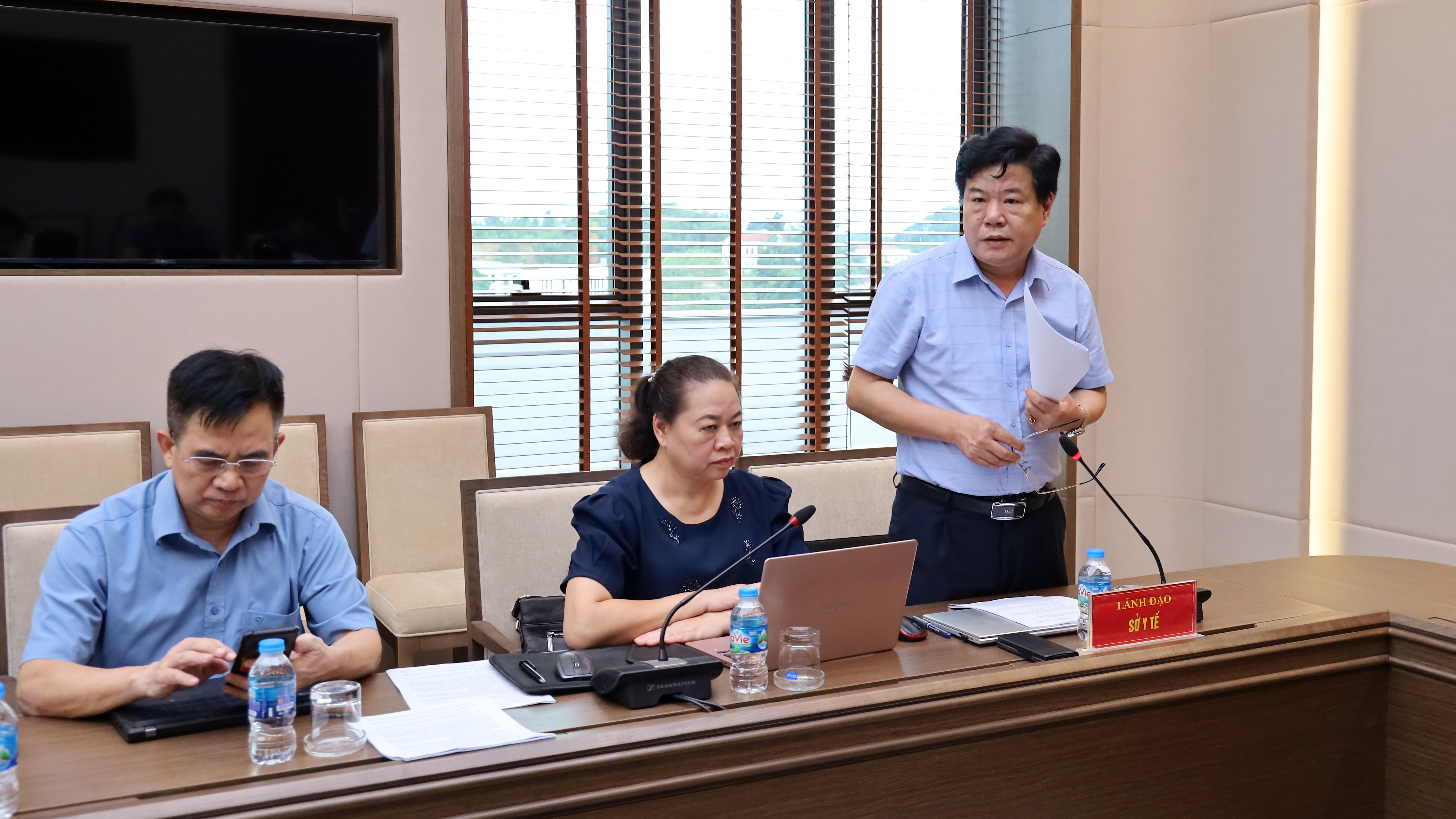 Giám đốc Sở Y tế Hoàng Quốc Hương báo cáo tiến độ triển khai hồ sơ bệnh án điện tử. anh-2.jpg