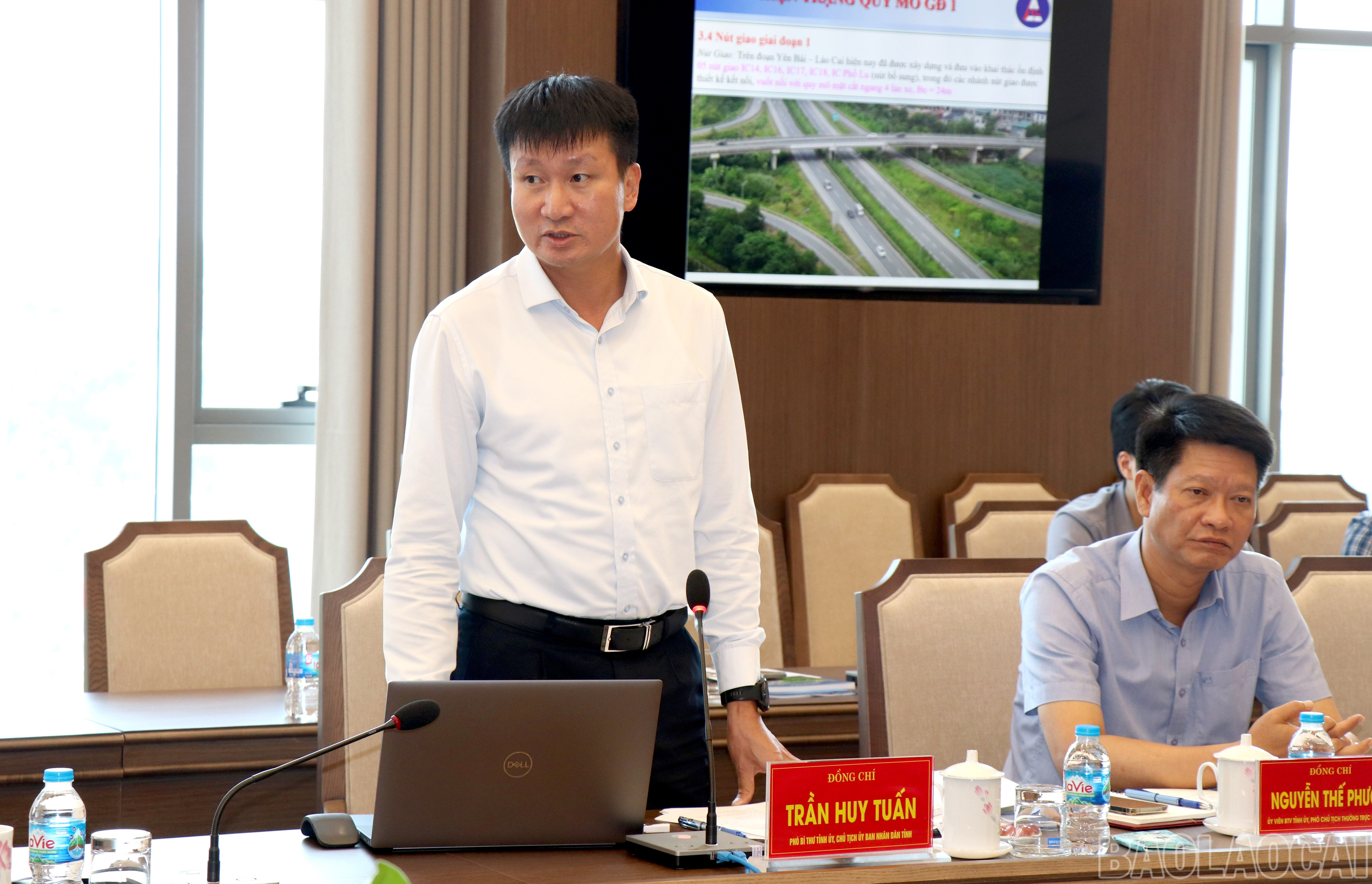 Đồng chí Phó Bí thư Tỉnh ủy, Chủ tịch UBND tỉnh Trần Huy Tuấn phát biểu tại buổi làm việc baolaocai-br_anh-pb-22.jpg
