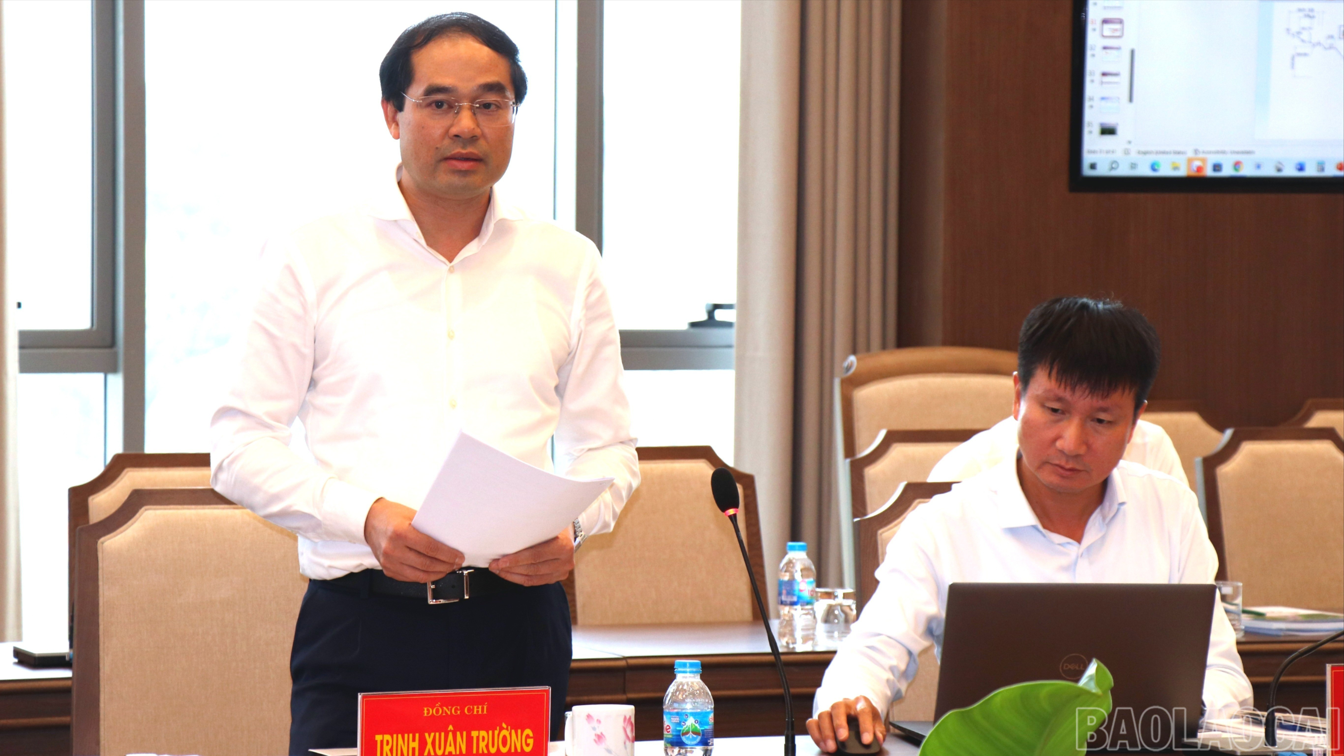 Đồng chí Trịnh Xuân Trường – Bí thư Tỉnh ủy, Chủ tịch HĐND tỉnh yêu cầu các sở ngành của tỉnh, chính quyền các địa phương phối hợp chặt chẽ với VEC để khẩn trương khởi công dự án trong thời gian tháng 9 năm nay baolaocai-br_anh-bi-thu-222-4108-9224.jpg