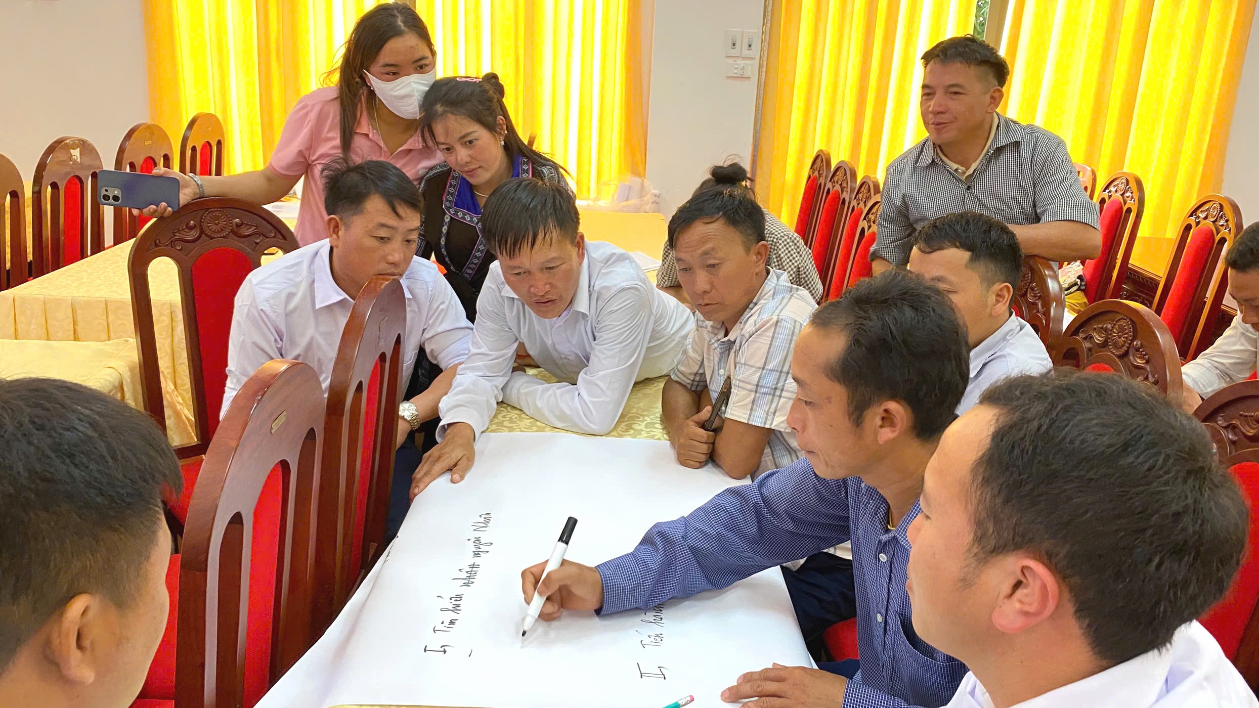 Các học viên tham gia lớp tập huấn thực hiện chia tổ thảo luận. anh-11.jpg