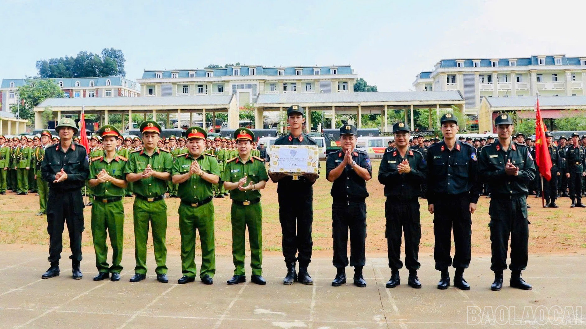 Đại tá Đỗ Tiến Thùy - Phó Tư lệnh Cảnh sát cơ động cùng đoàn công tác tặng quà các lực lượng tham gia luyện tập diễu binh, diễu hành A80 tại Tiểu đoàn 3, Trung đoàn Cảnh sát cơ động Tây Bắc. baolaocai-br_anh-3333.jpg