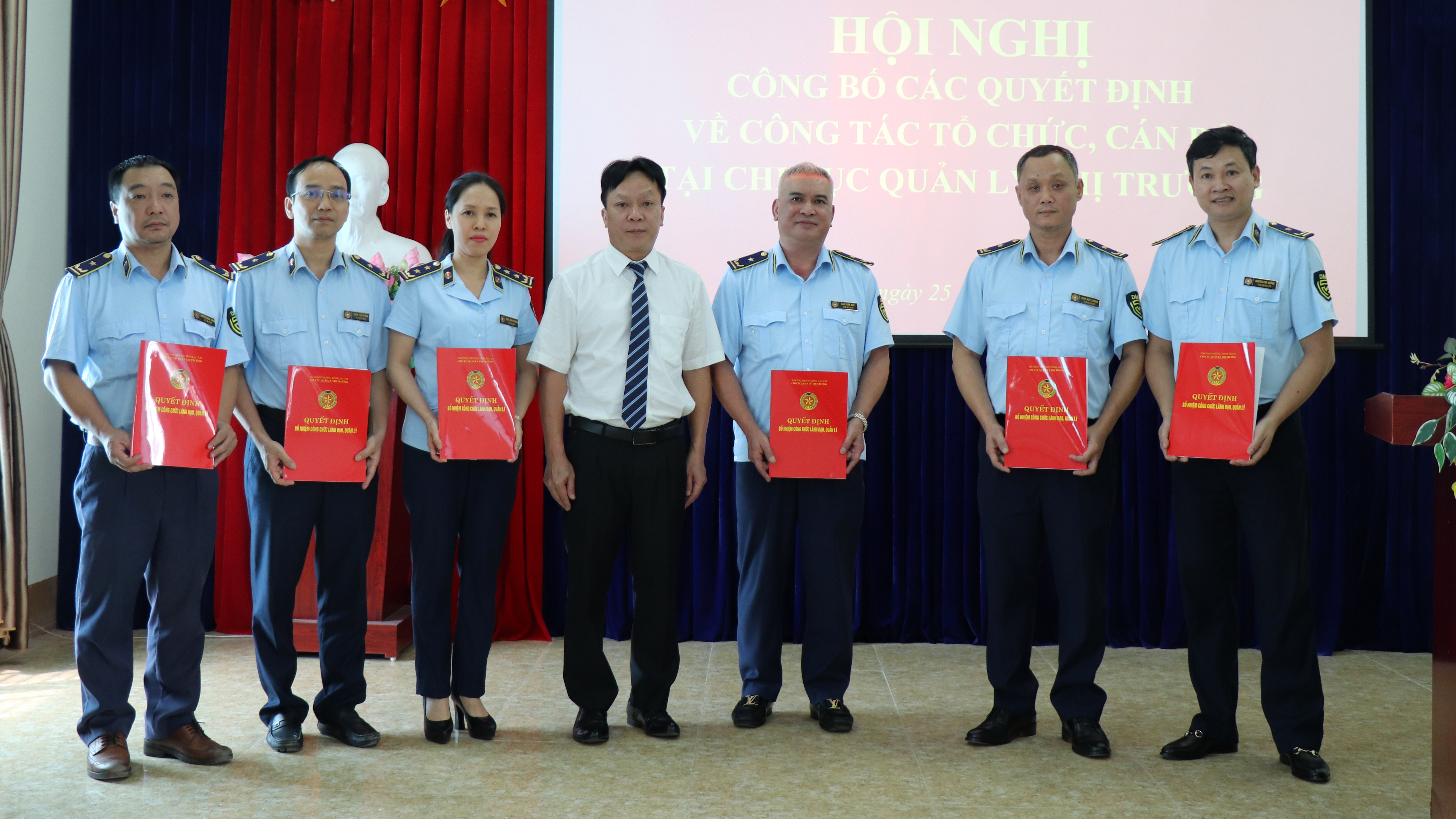 Lãnh đạo Sở Công thương trao các quyết định về công tác cán bộ tại hội nghị. 2222.jpg