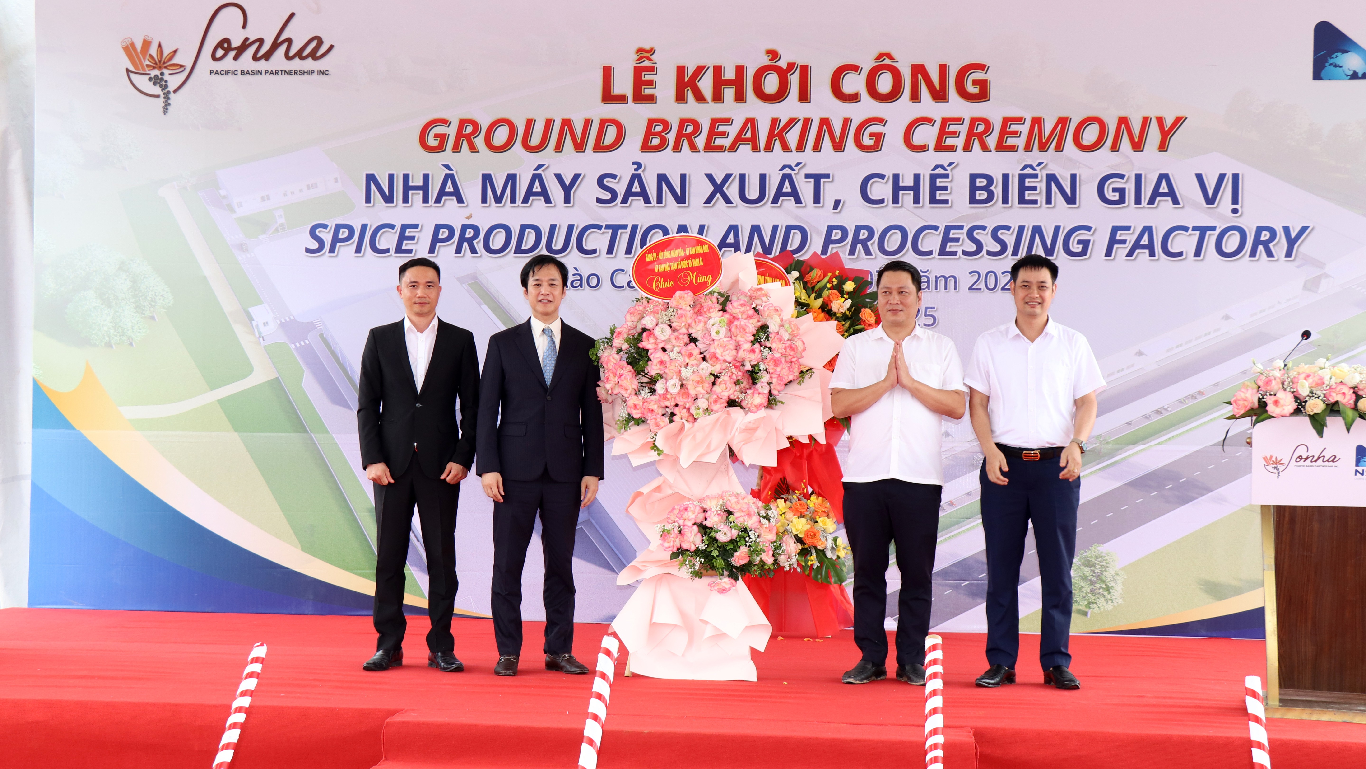 Lãnh đạo xã Xuân Ái tặng hoa chúc mừng Công ty TNHH Hương gia vị Sơn Hà anh-1.jpg
