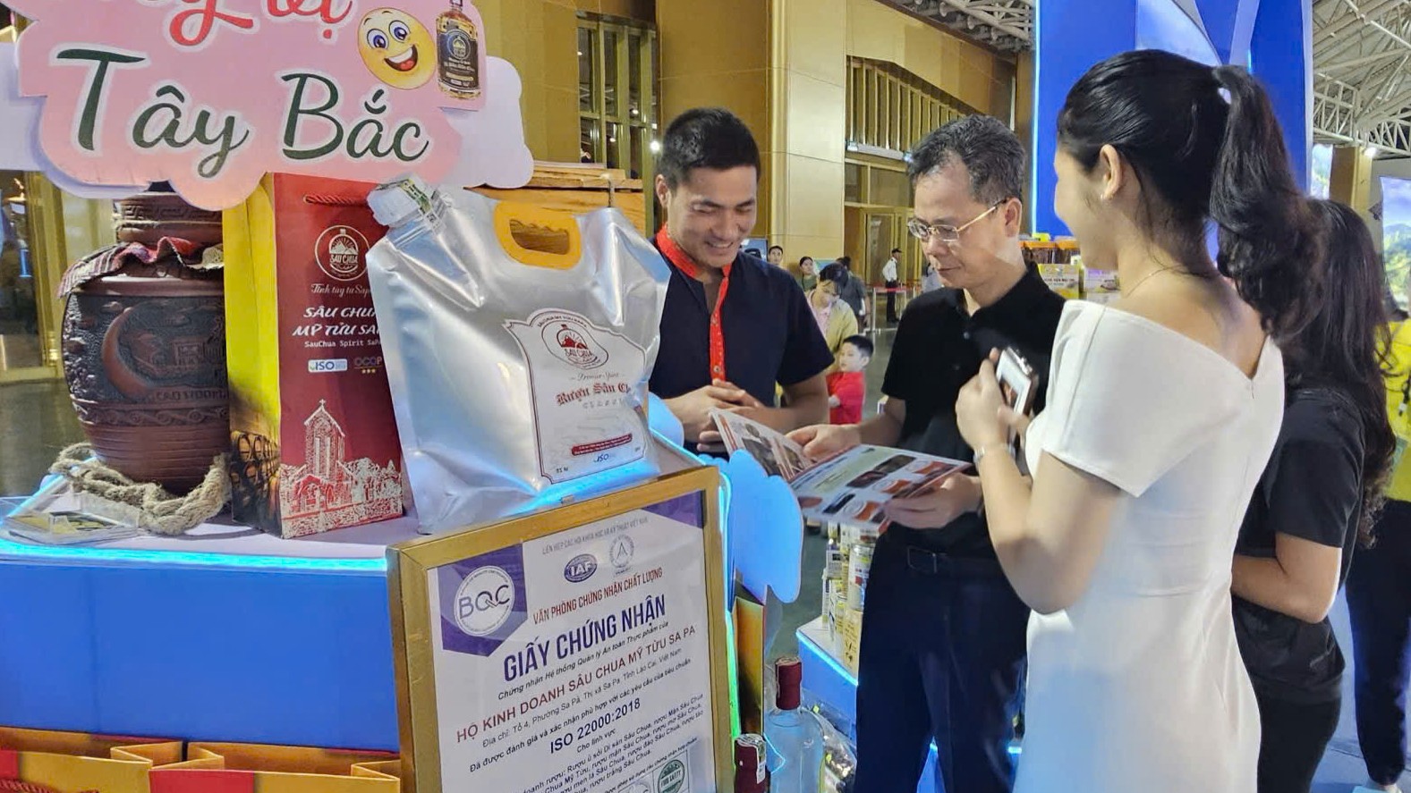 Đồng chí Nguyễn Thành Sinh thăm và kiểm tra Khu triển lãm sản phẩm tiêu biểu, đặc trưng của tỉnh. anh-3.jpg