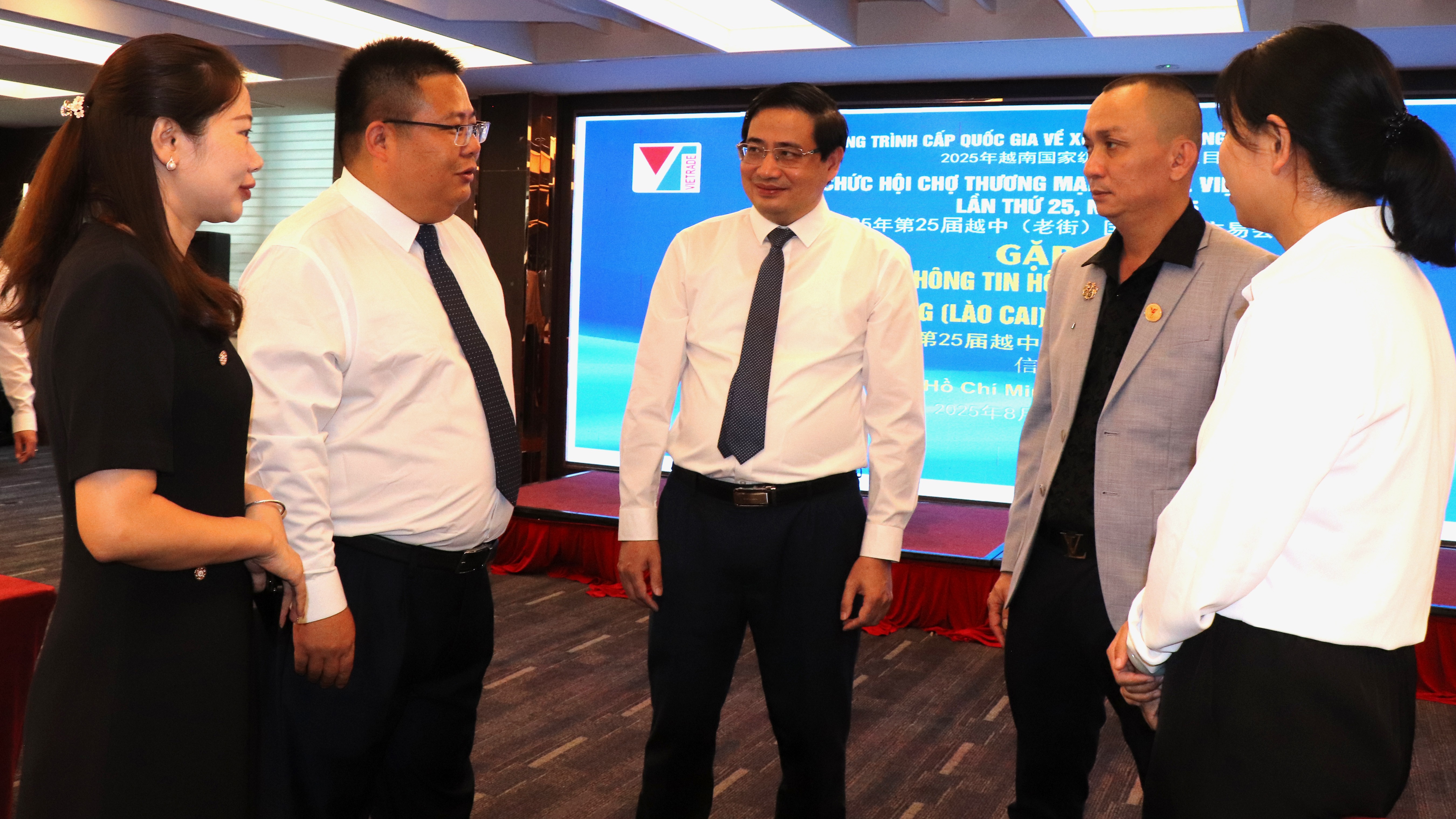 Lãnh đạo Sở Tài Chính tỉnh Lào Cai, Cục Thương mại Châu Hồng Hà, tỉnh Vân Nam (Trung Quốc) trao đổi với đại diện các doanh nghiệp tham dự hội nghị. anh-11.jpg