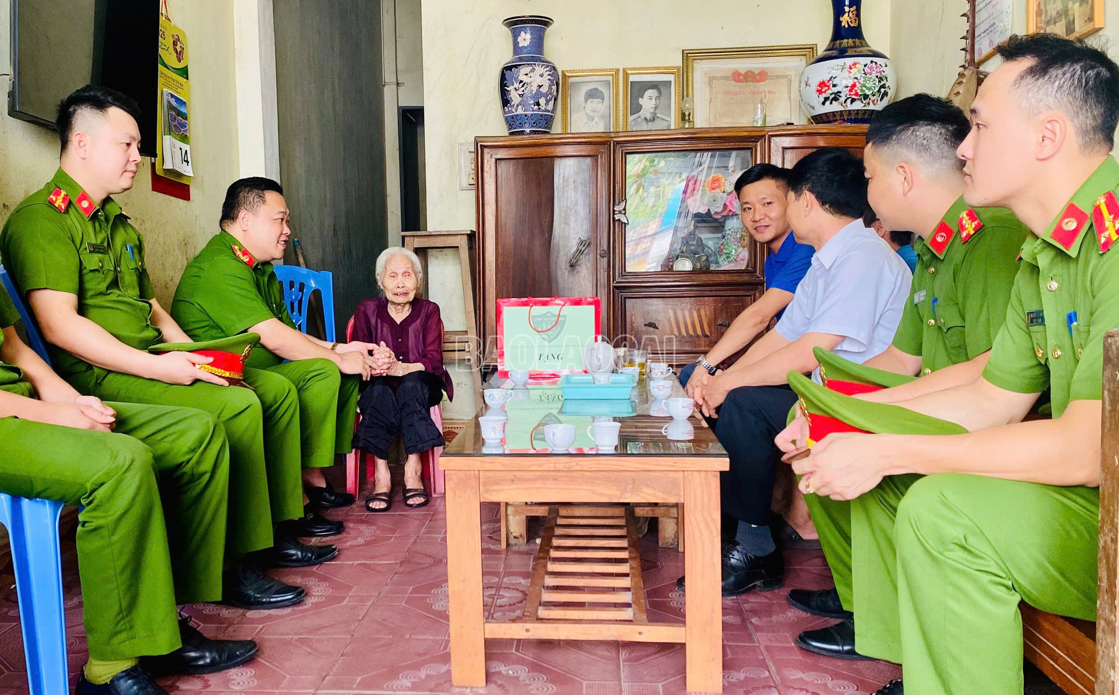 Đoàn công tác của Cơ quan Thường trực Bộ Tư lệnh Cảnh sát cơ động tại Tây Bắc thăm, tặng quà tri ân gia đình mẹ Nguyễn Thị Chè, là mẹ liệt sĩ có hoàn cảnh khó khăn tại Tổ dân phố 1 Đồng Tâm, phường Yên Bái baolaocai-c_anh-2.jpg