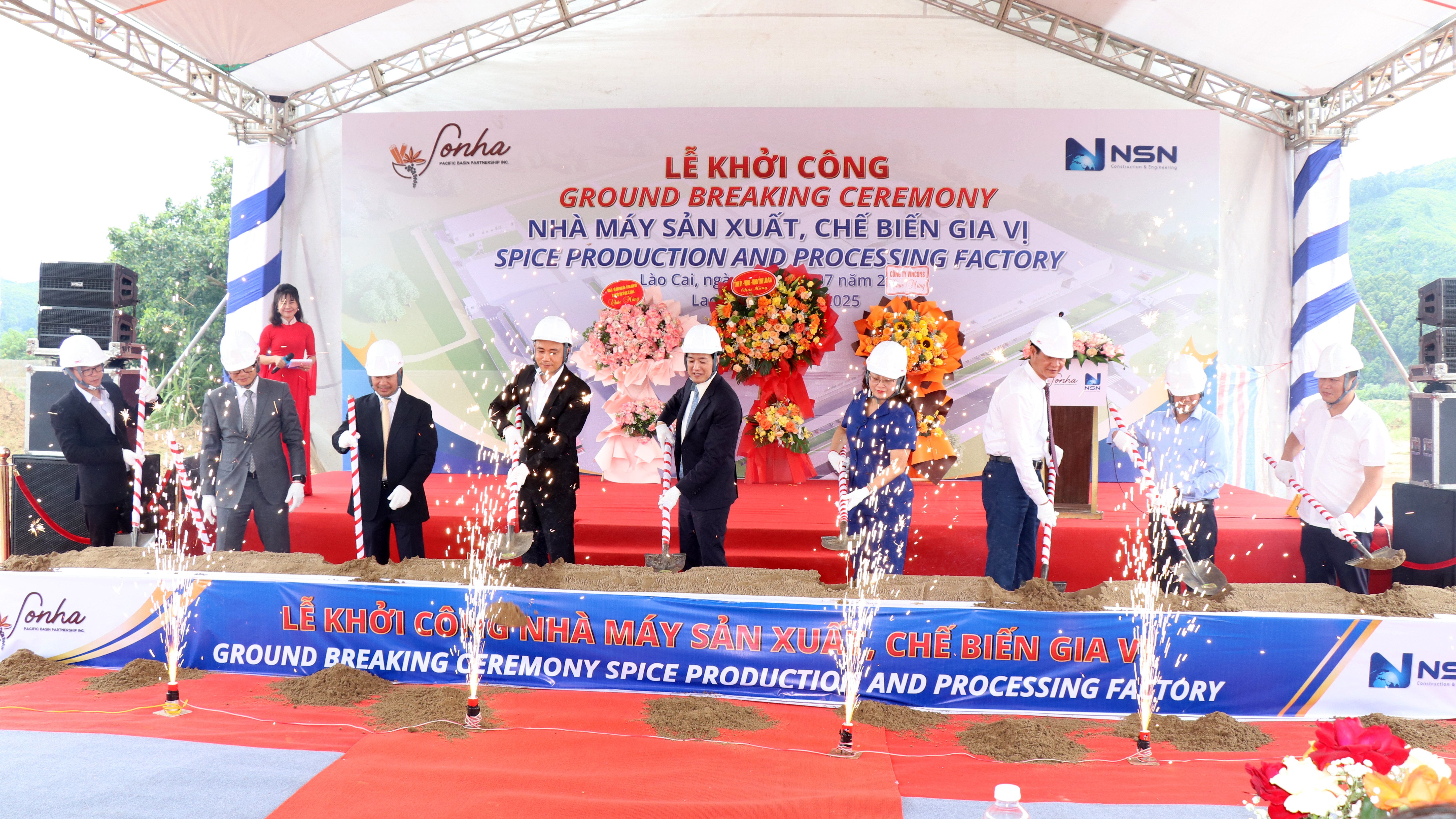 Đồng chí Phó Bí thư Tỉnh ủy, Chủ tịch Ủy ban MTTQ tỉnh Giàng Thị Dung và đồng chí Nguyễn Thế Phước - Ủy viên Ban Thường vụ Tỉnh ủy, Phó Chủ tịch Thường trực UBND tỉnh Nguyễn Thế Phước cùng các đại biểu thực hiện nghi thức khởi công Nhà máy anh-10.jpg
