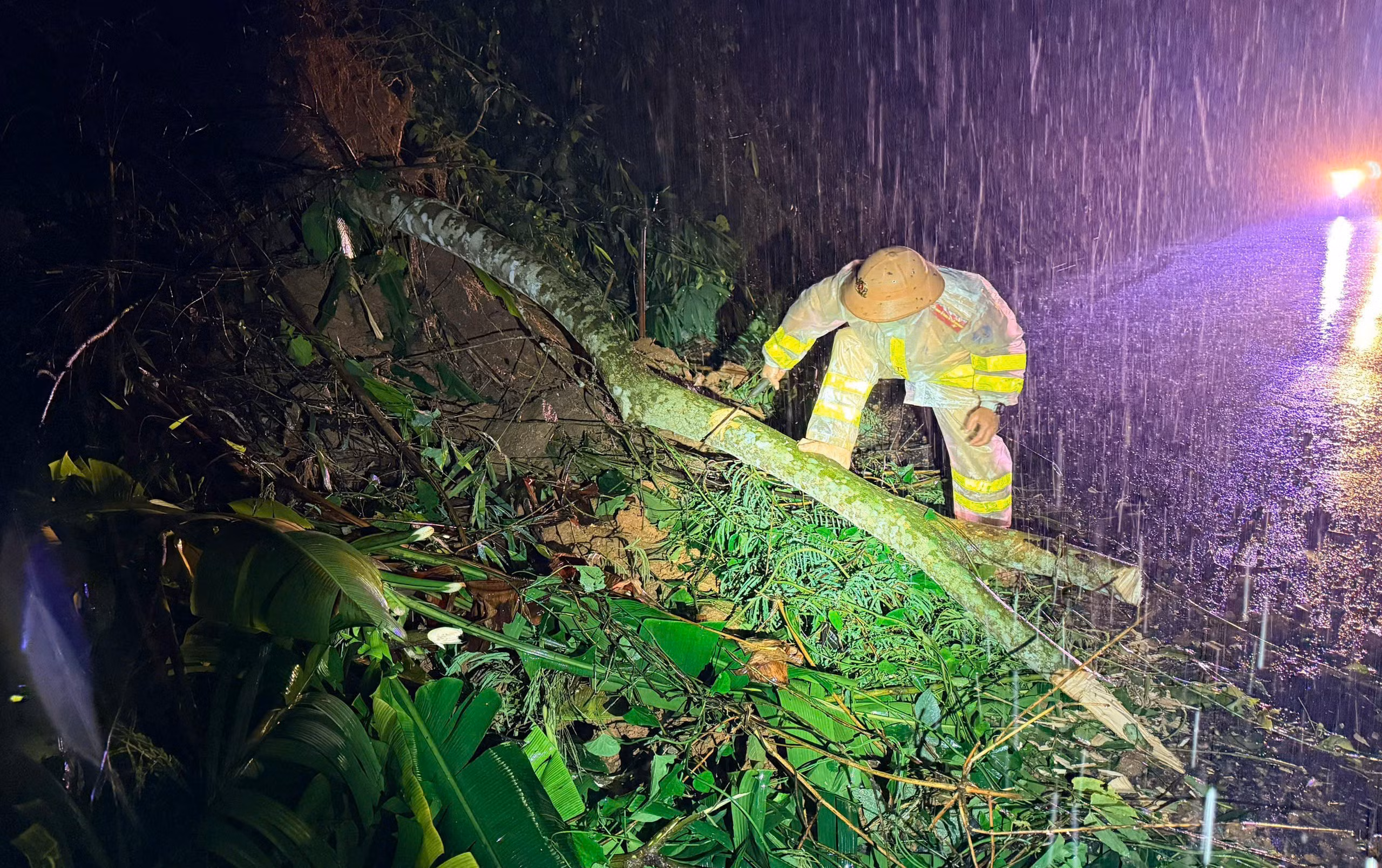 Cán bộ Đội Cảnh sát giao thông đường bộ số 2 thu dọn, chặt cây cối đổ gãy do mưa bão, giải phóng mặt đường giúp nhân dân đi lại thuận lợi hơn.