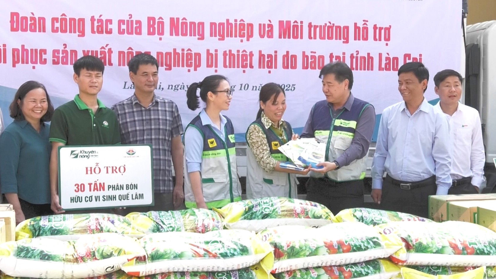 Lãnh đạo Trung tâm Khuyến nông Quốc gia trao hỗ trợ cho người dân chịu thiệt hại nặng nề do thiên tai để khôi phục sản xuất. anh-9-6409.jpg