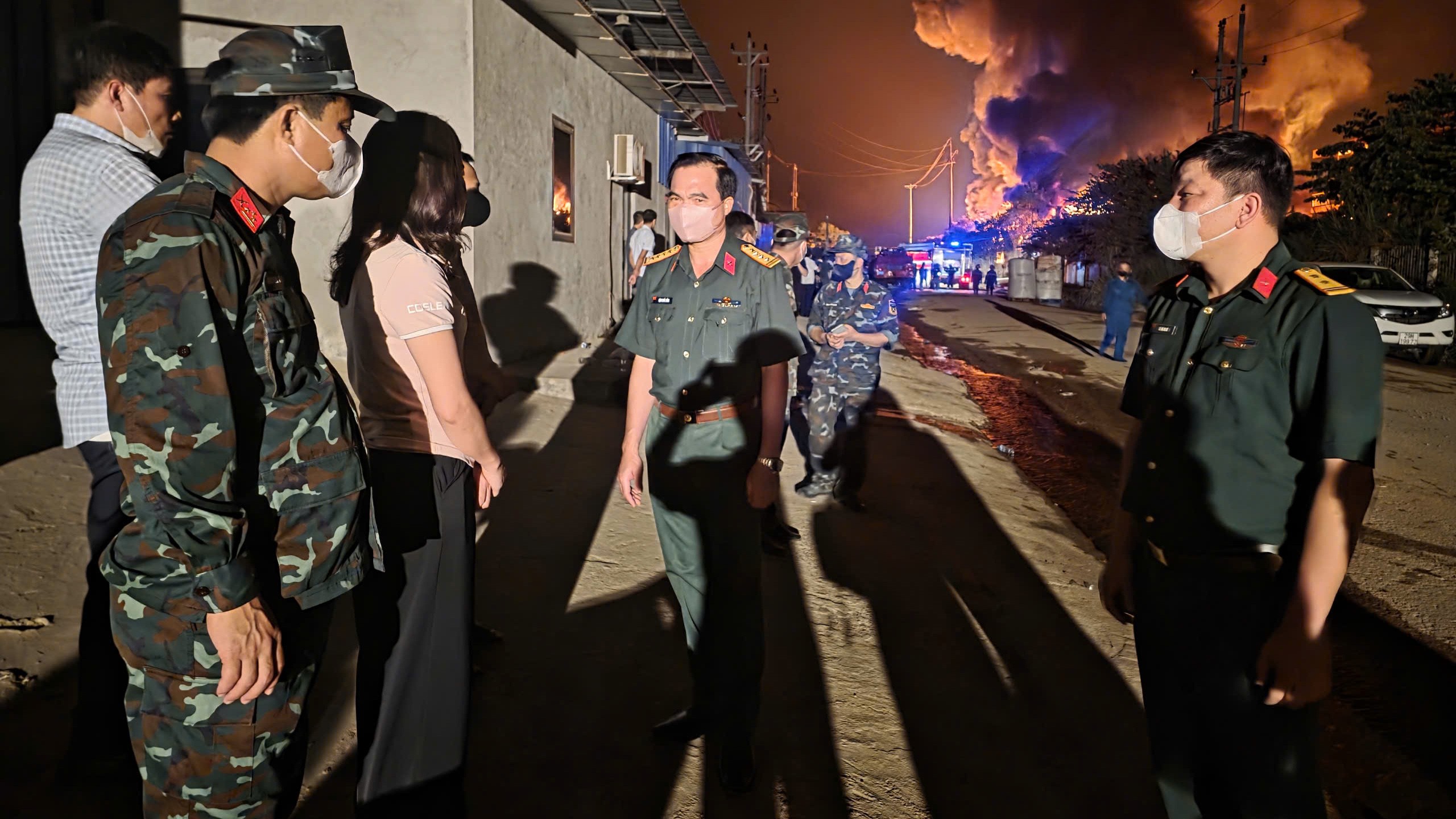 Lực lượng quân đội cũng sẵn sàng ứng phó tại hiện trường. anh-12.jpg