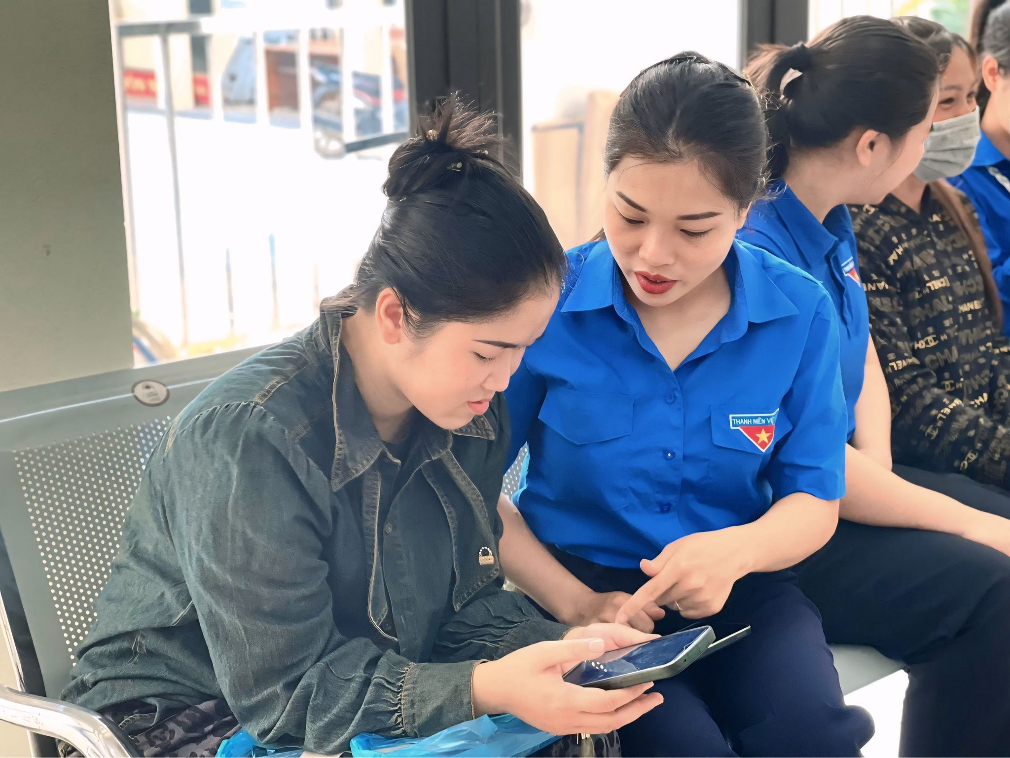 Đoàn viên thanh niên tham gia hỗ trợ người dân thực hiện các thủ tục hành chính. 515893451-712820218218281-5968697328810459092-n.jpg
