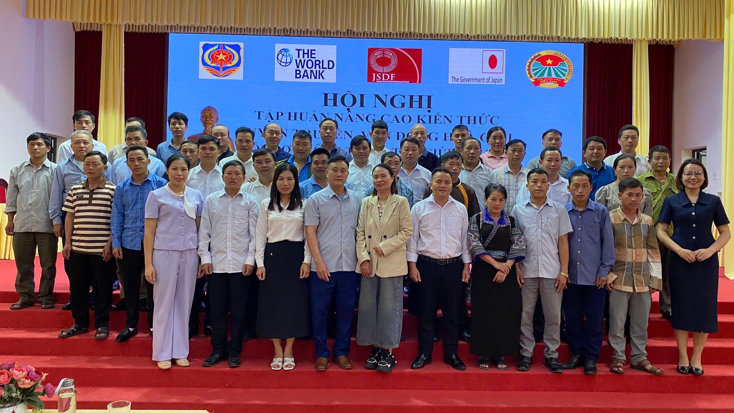 Các học viên tham gia lớp tập huấn chụp ảnh lưu niệm cùng cán bộ Hội Nông dân tỉnh và các giảng viên. anh-333.jpg