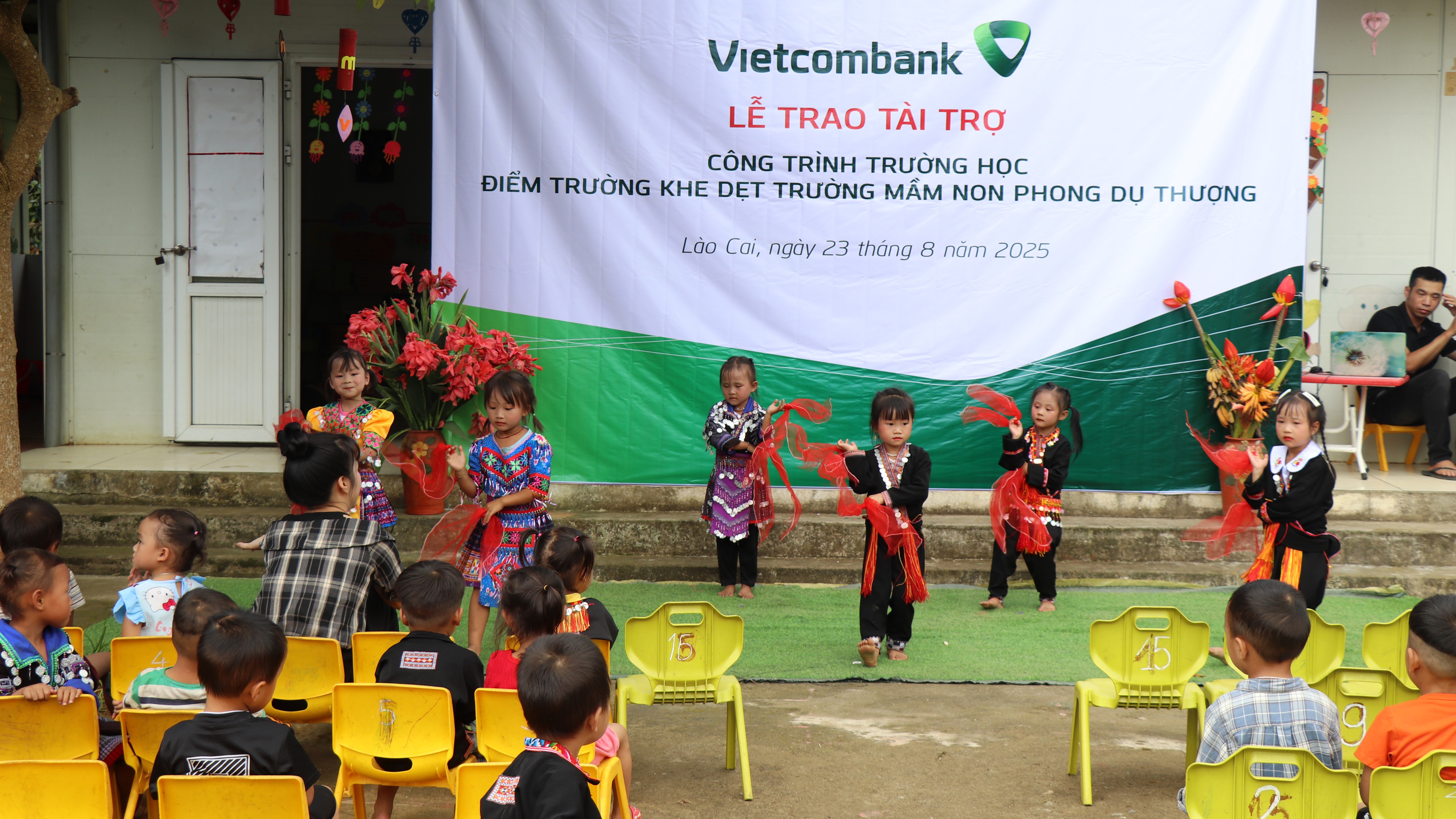 Tiết mục văn nghệ do các cháu học sinh tại điểm trường biểu diễn tại lễ trao tài trợ. anh-222.jpg