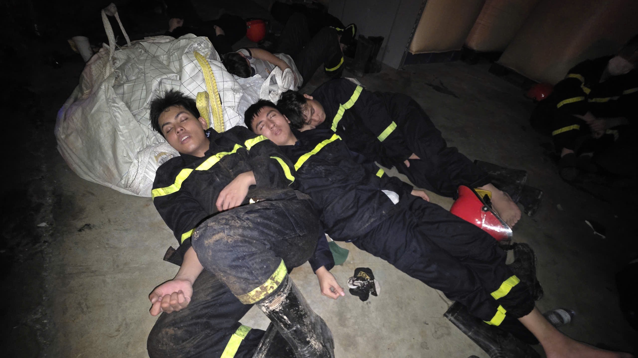 Tranh thủ ăn bánh mỳ và nghỉ ngơi lấy sức khi đám cháy đã cơ bản được khống chế. anh-11.jpg