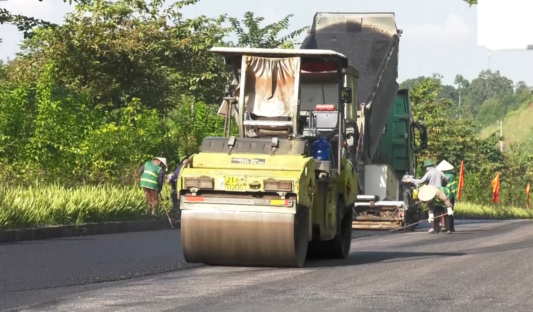 Để đẩy nhanh tiến độ, đơn vị thi công đã tăng cường thêm máy - thiết bị, huy động tối đa nhân lực, phấn đấu về đích trước 2 tháng. anh-3.jpg