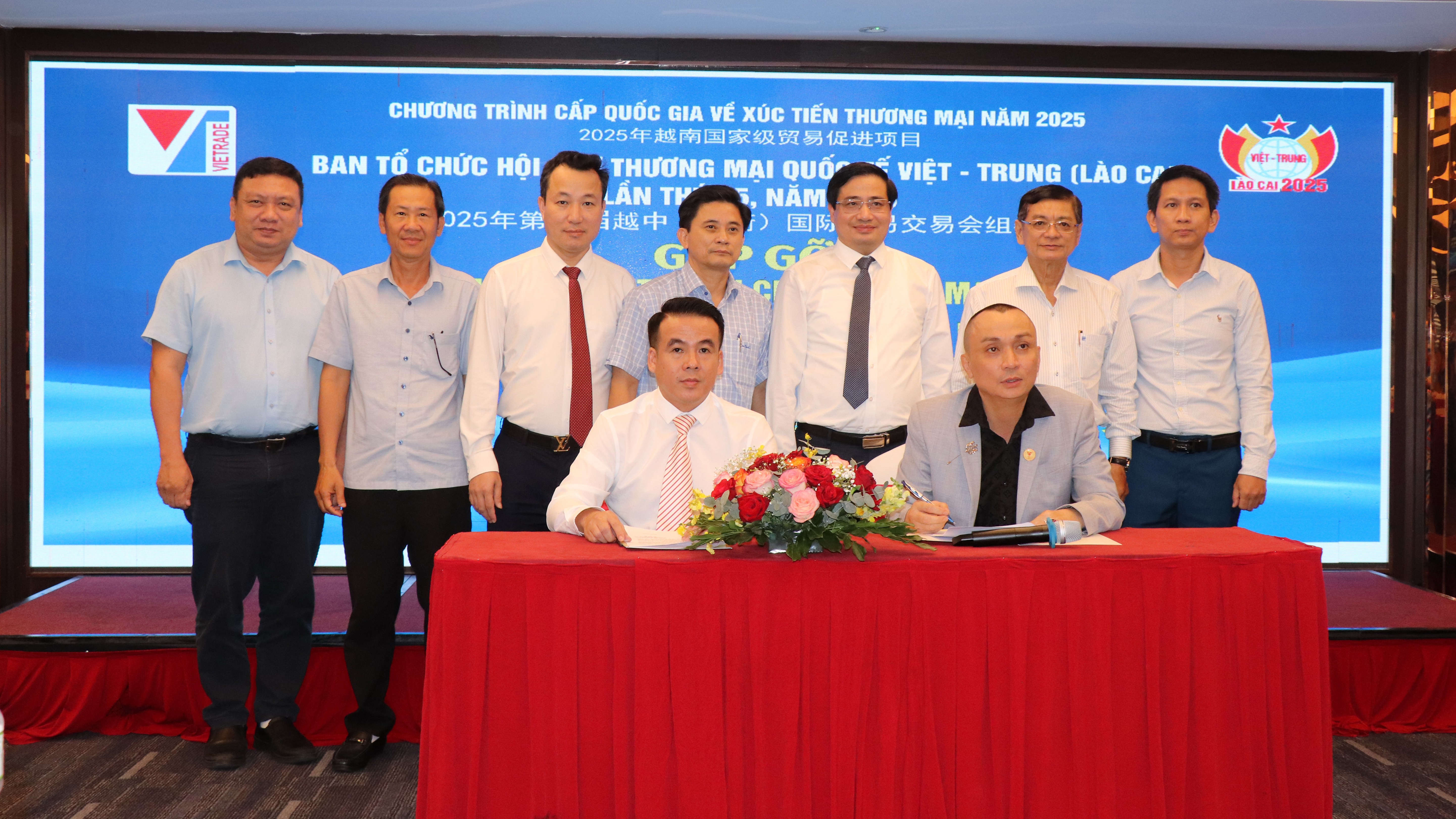 Lãnh đạo Trung tâm xúc tiến đầu tư, thương mại và hỗ trợ doanh nghiệp tỉnh Lào Cai ký kết thỏa thuận hợp tác với Câu lạc bộ Doanh nghiệp Việt Nam. anh-234444.jpg