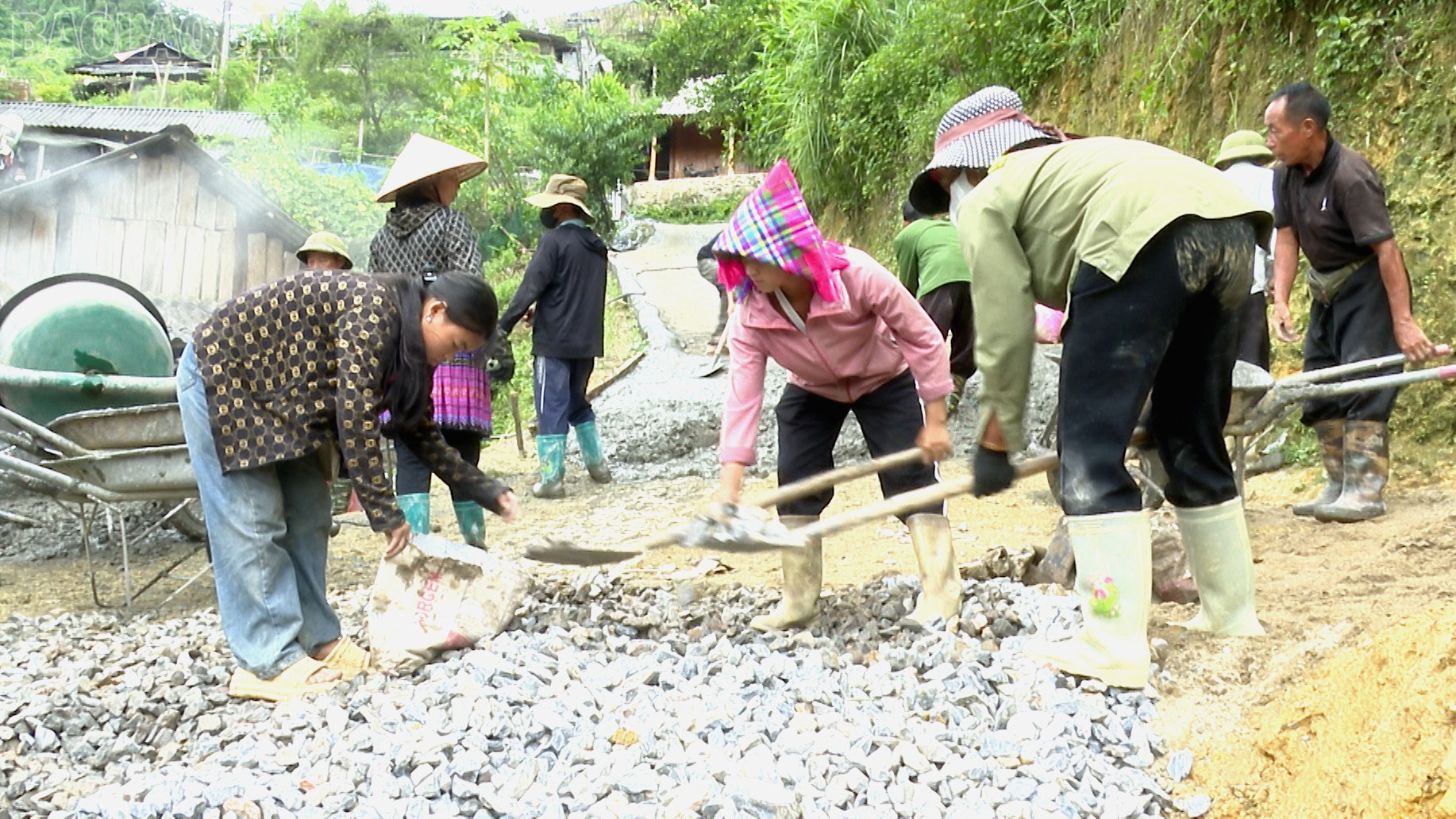 Les habitants du village de Ta Chu, commune de Phinh Ho, participent au bétonnage des routes inter-villages. baolaocai-tl_anh-phinh-ho-4.jpg