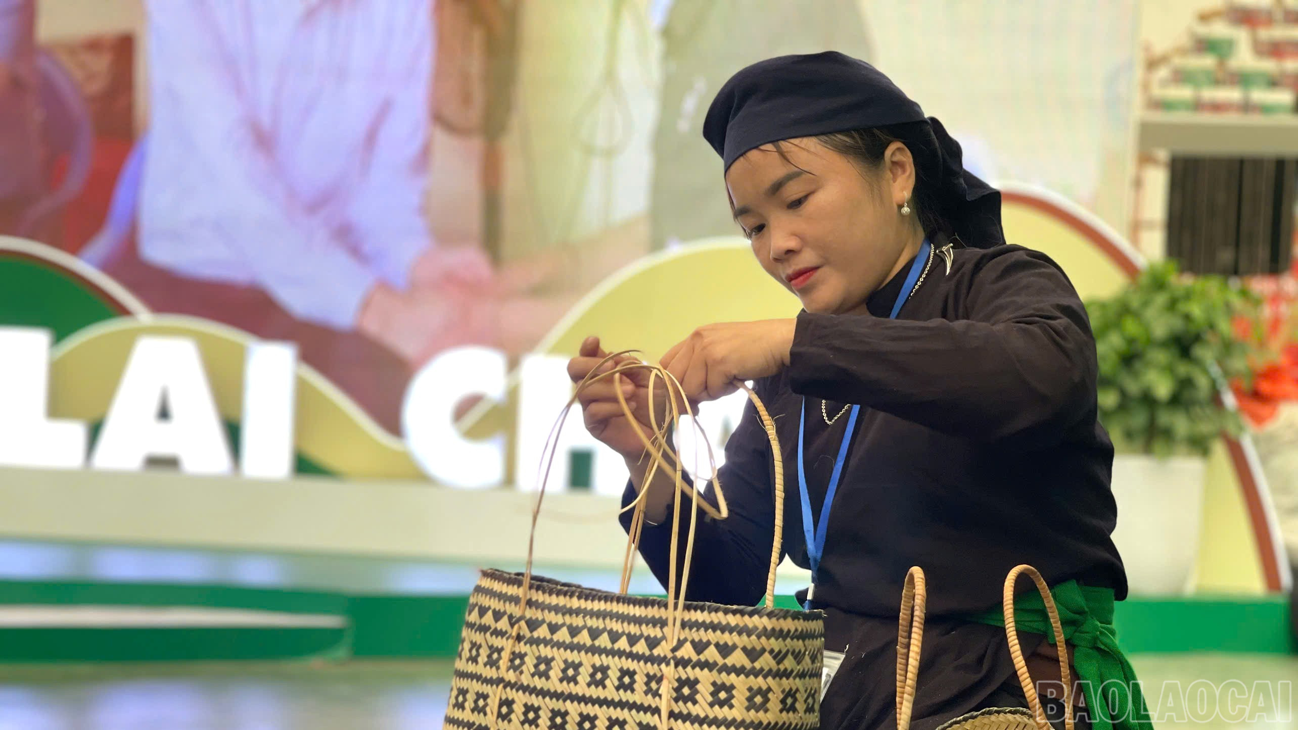 Dưới bàn tay khéo léo, đặt cả tâm tư tình cảm vào từng sản phẩm, các nghệ nhân còn cho du khách thấy được những nét văn hóa đặc chưng của dân tộc mình. baolaocai-br_anh-2222444.jpg