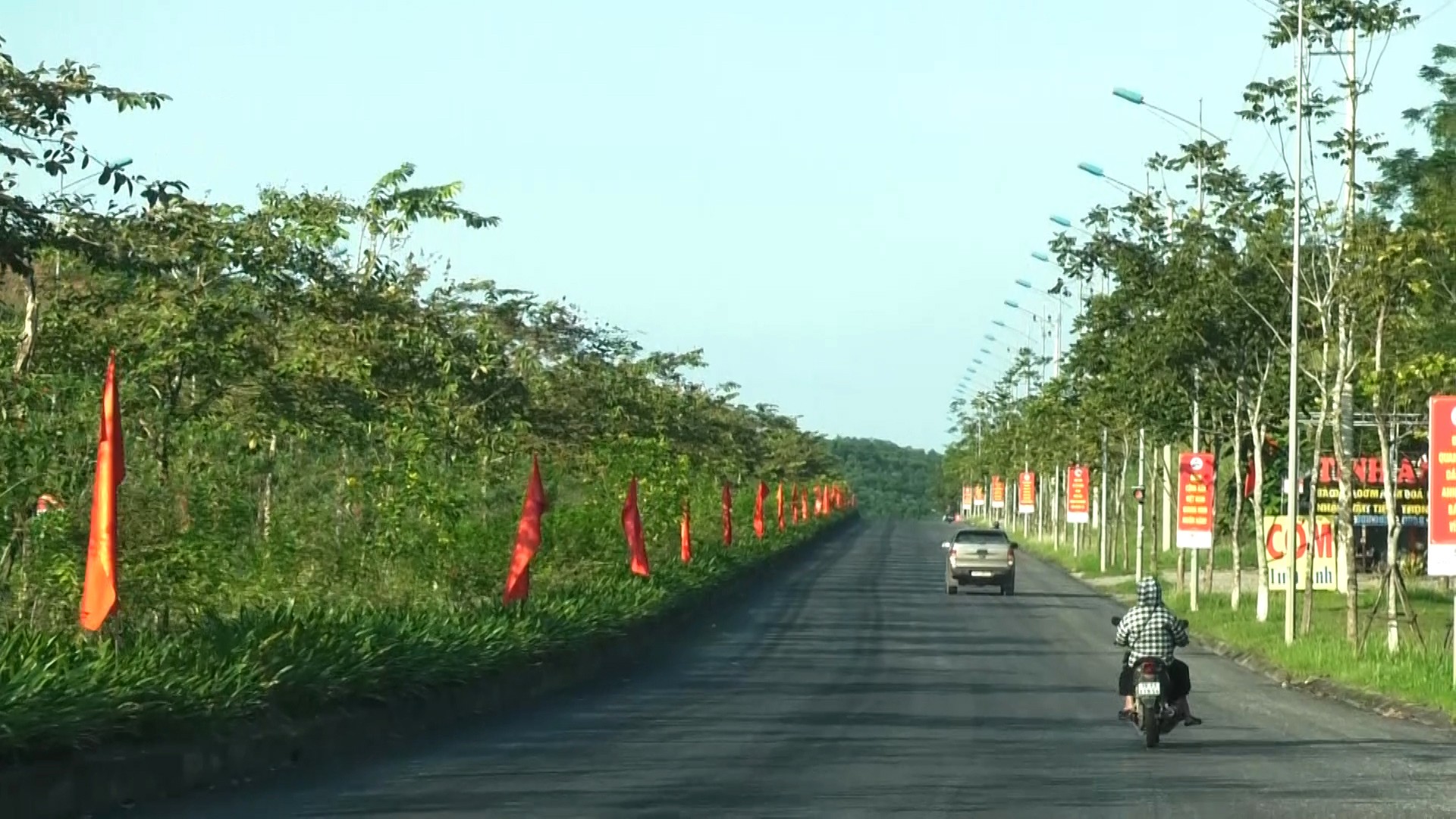 Tuyến đường được nâng cấp, giúp việc đi lại, vận chuyển hàng hóa, buôn bán của người dân thuận lợi, an toàn hơn. anh-7.jpg