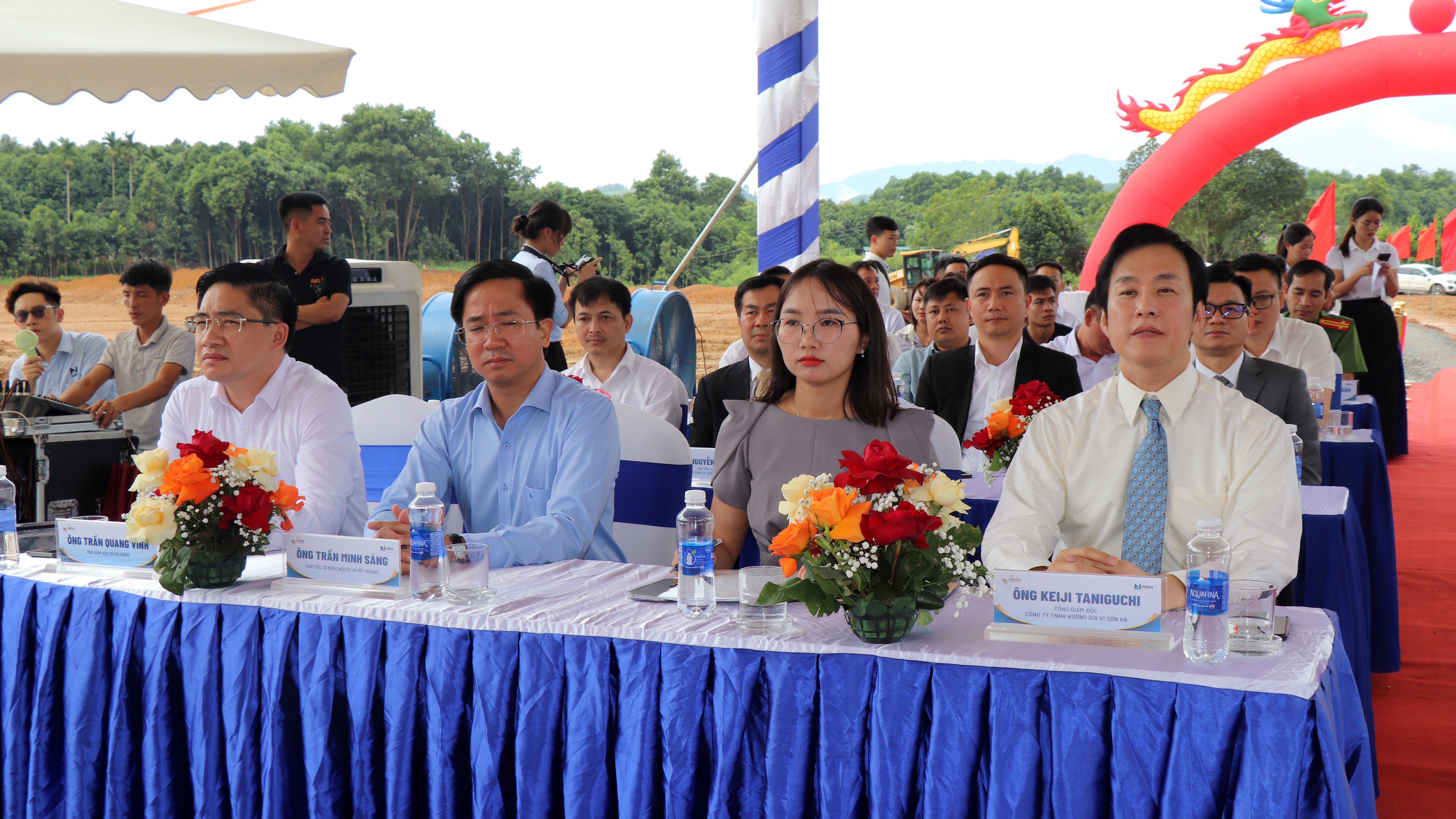 Đồng chí Phó Bí thư Tỉnh ủy, Chủ tịch Ủy ban MTTQ tỉnh Giàng Thị Dung và đồng chí Nguyễn Thế Phước - Ủy viên Ban Thường vụ Tỉnh ủy, Phó Chủ tịch Thường trực UBND tỉnh cùng các đại biểu tham dự Lễ khởi công anh-4.jpg