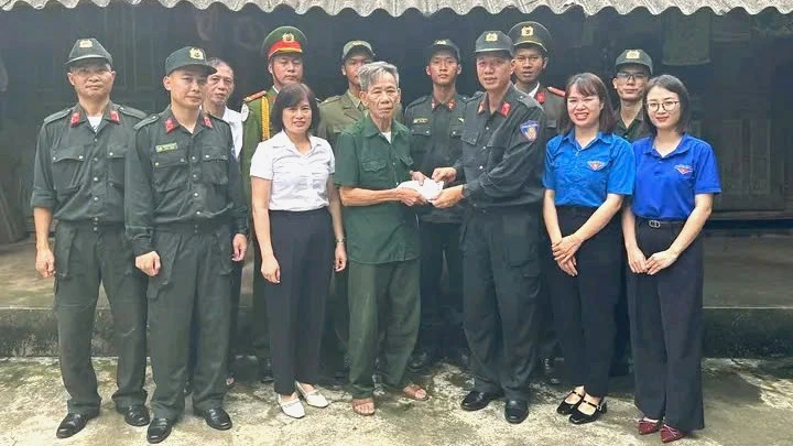 Đoàn công tác của Sở chỉ huy diễu binh, diễu hành quốc gia - A80 thăm và tặng quà các gia đình chính sách trên địa bàn phường Văn Phú.