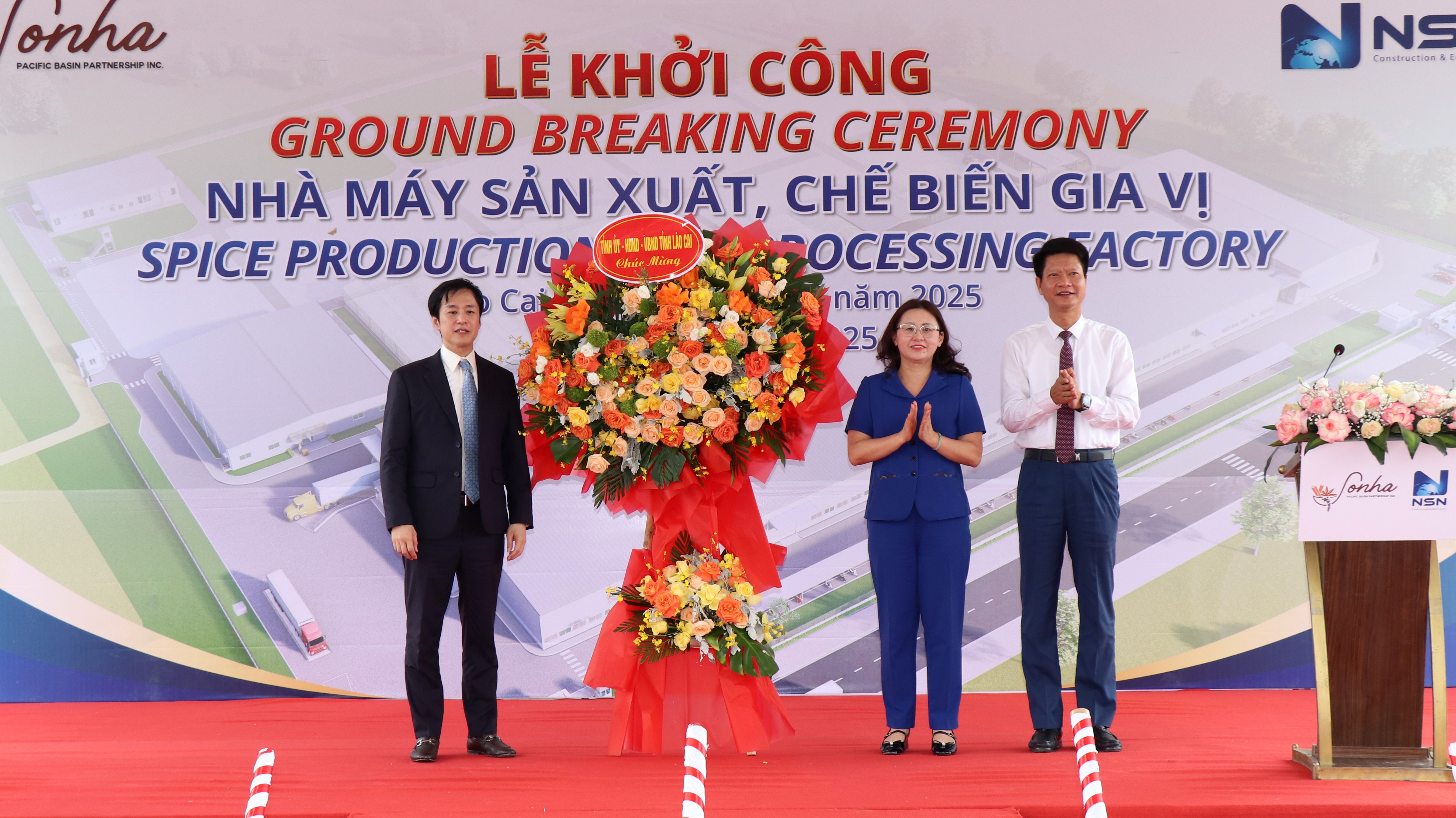 Đồng chí Phó Bí thư Tỉnh ủy, Chủ tịch Ủy ban MTTQ tỉnh Giàng Thị Dung và đồng chí Nguyễn Thế Phước - Ủy viên Ban Thường vụ Tỉnh ủy, Phó Chủ tịch Thường trực UBND tỉnh tặng hoa chúc mừng Công ty TNHH Hương gia vị Sơn Hà. anh-9.jpg
