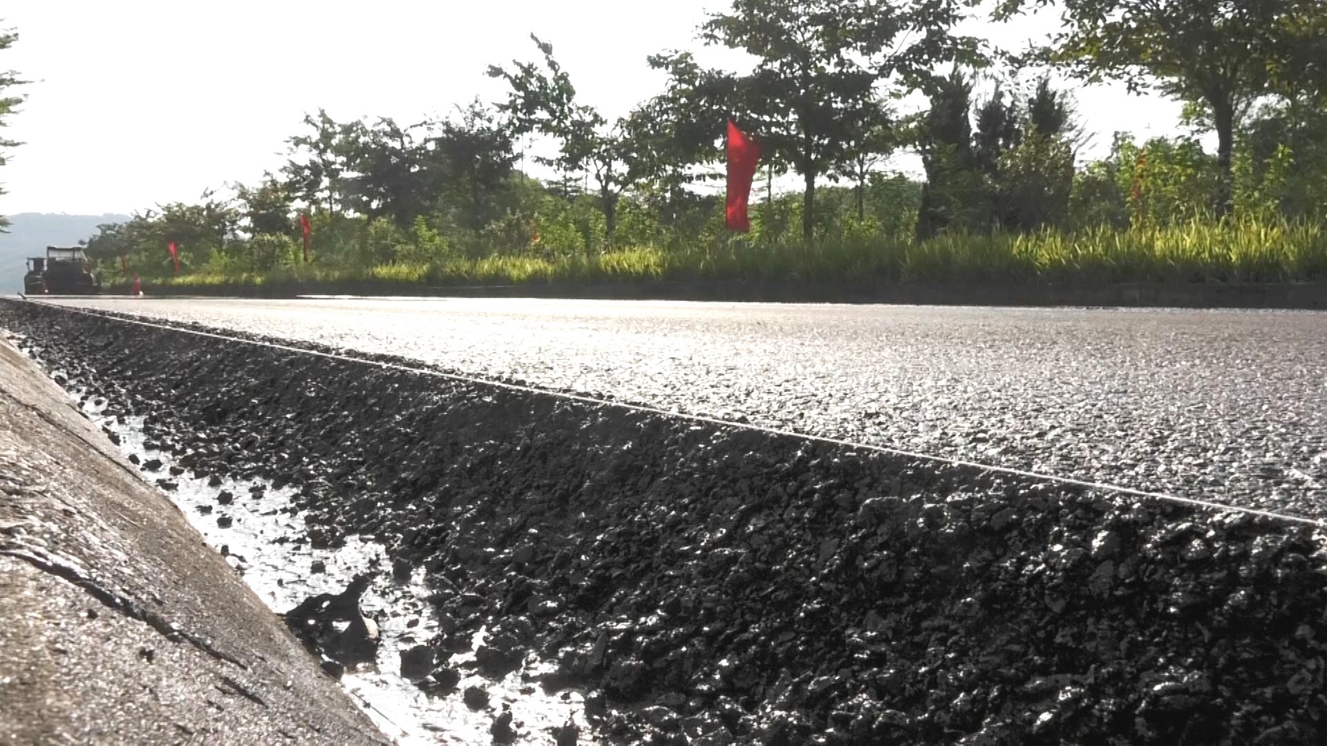 Sau 2 tháng triển khai, nhà thầu đã hoàn thiện nền đường và bù vênh trên 5 km, thảm bê tông nhựa được hơn 1 km. anh-1.jpg