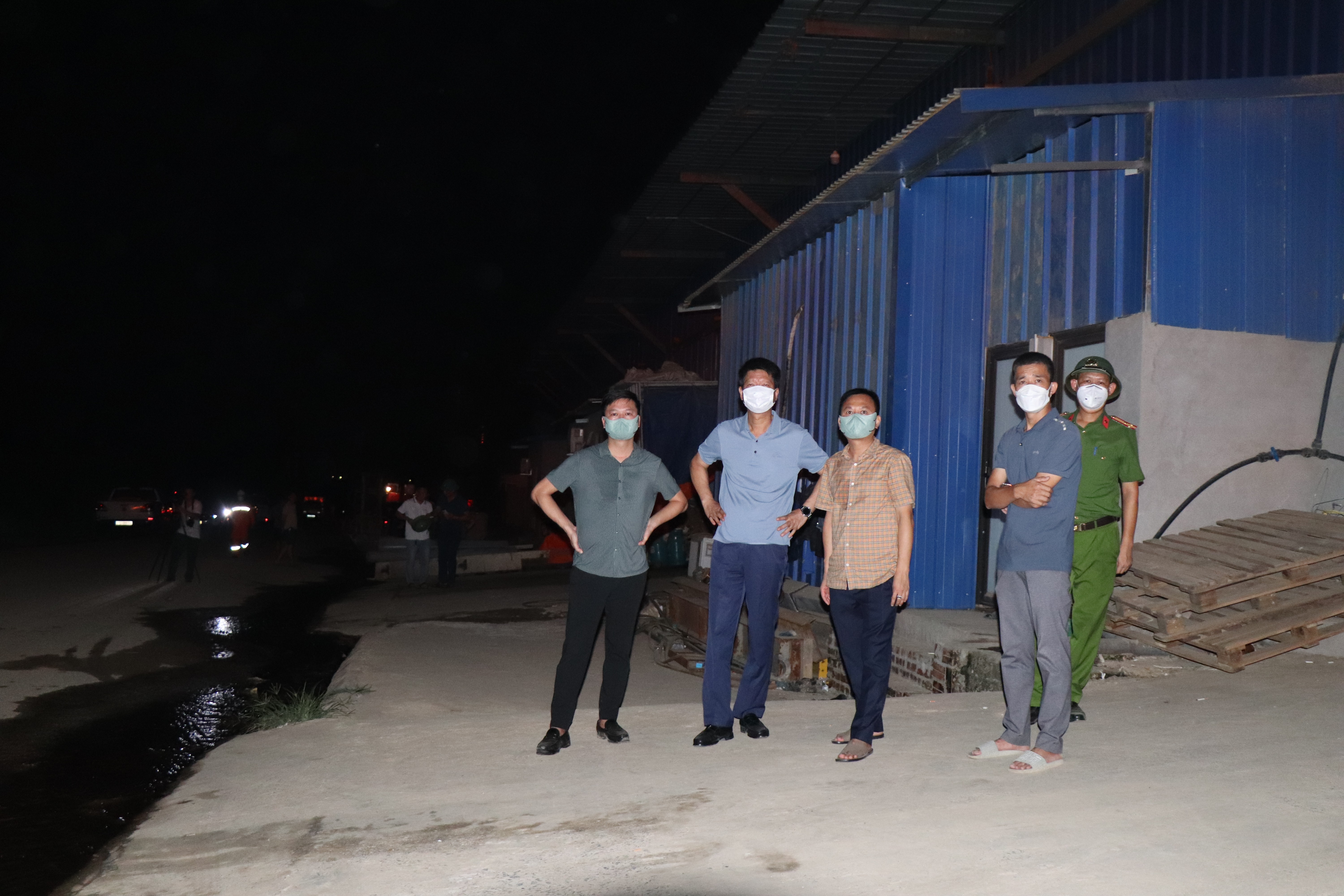 Các đồng chí lãnh đạo tỉnh trực tiếp có mặt tại hiện trường chỉ đạo công tác chữa cháy. img-0920.jpg