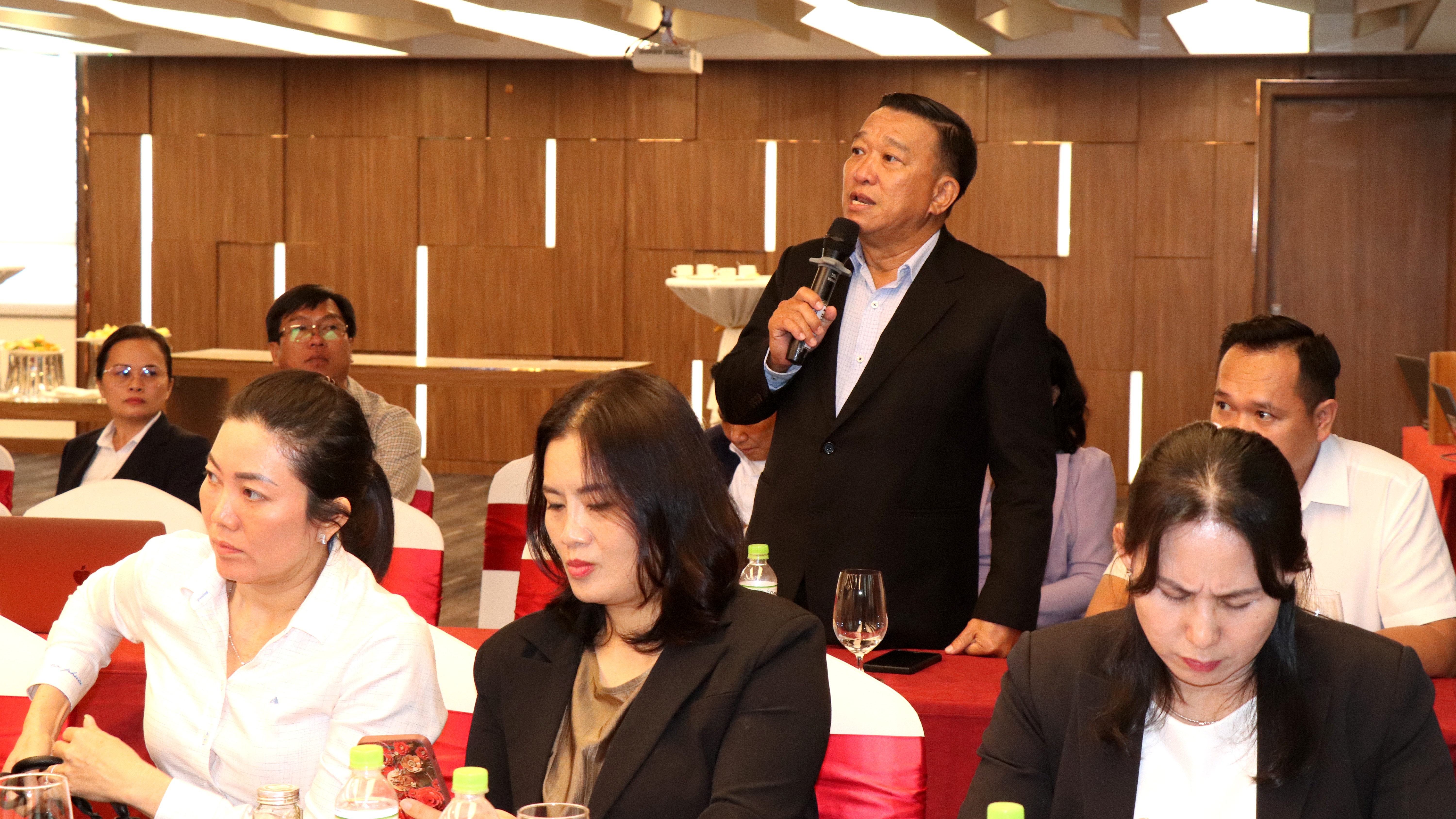 Đại diện các doanh nghiệp tham dự hội nghị nêu câu hỏi liên quan đến các chính sách hỗ trợ doanh nghiệp tham gia hội chợ anh-9999.jpg