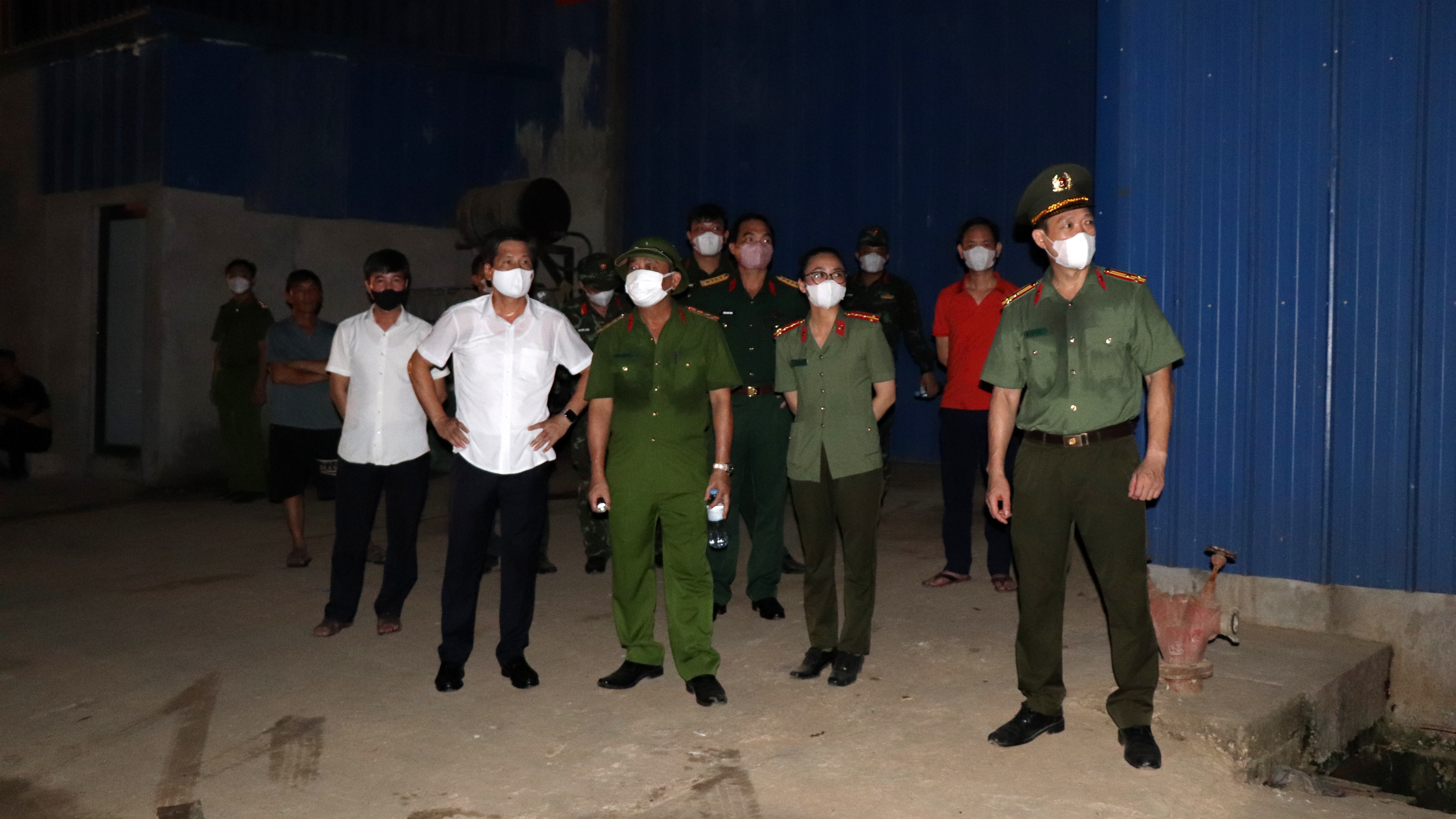Các đồng chí lãnh đạo tỉnh trực tiếp có mặt tại hiện trường chỉ đạo các lực lượng khắc phục hậu quả. anh-8.jpg