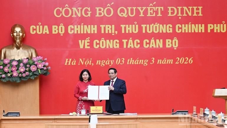 Bí thư Đảng ủy Chính phủ, Thủ tướng Chính phủ Phạm Minh Chính trao quyết định của Bộ Chính trị điều động, phân công, chỉ định đồng chí Nguyễn Thị Tuyến giữ chức Phó Bí thư Đảng ủy Chính phủ.