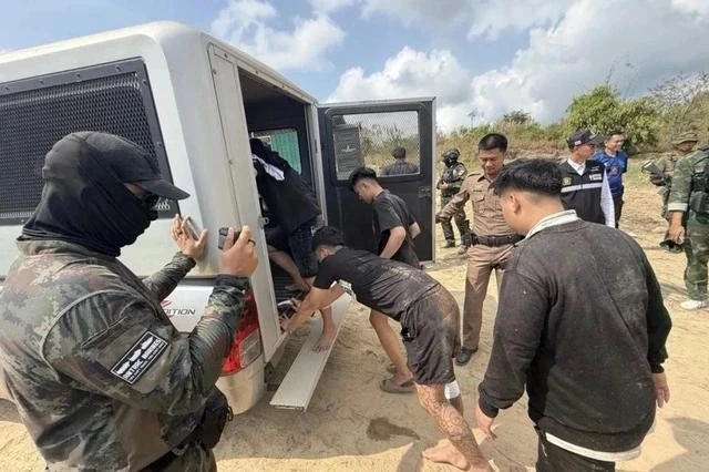 Cơ quan chức năng Thái Lan đưa nhóm 6 người Việt phát hiện vượt biên trái phép lên xe hôm 17/2.