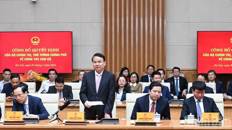 Phó Chủ nhiệm Thường trực Văn phòng Chính phủ Đặng Xuân Phong thay mặt các đồng chí được điều động, tiếp nhận và bổ nhiệm phát biểu cảm tưởng.