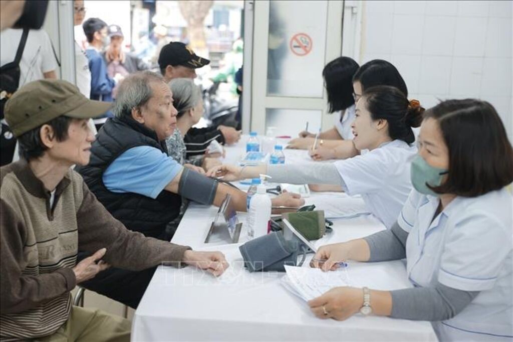 Người dân có hoàn cảnh khó khăn sinh sống trên địa bàn phường Hai Bà Trưng, Hà Nội được khám, tư vấn, chăm sóc sức khỏe, cấp thuốc miễn phí.