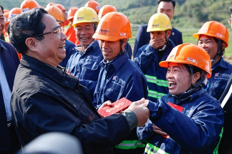 Các nhà đầu tư và nhà thầu đã huy động hơn 1.300 thiết bị và hơn 2.800 nhân sự trên 211 mũi thi công trên công trường dự án cao tốc Đồng Đăng - Trà Lĩnh.