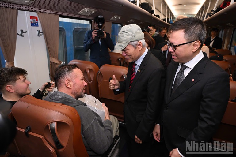 Các hành khách được nhận những phần quà đầy ý nghĩa trên "Chuyến tàu hạnh phúc".