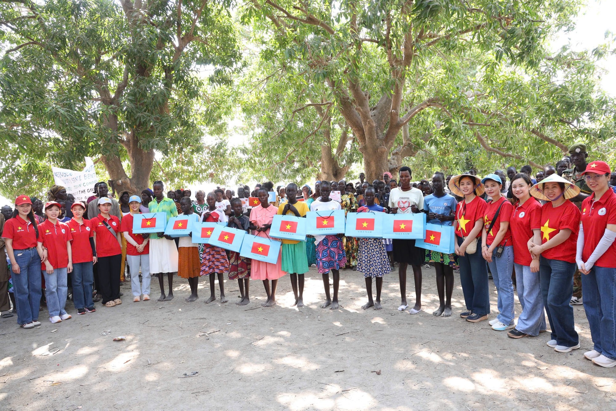 Các nữ quân nhân của Bệnh viện dã chiến cấp 2 số 7 Việt Nam trao quà tặng chị em phụ nữ ở làng Nyumdou, Bentiu, Nam Sudan nhân Ngày Quốc tế Phụ nữ 8/3.