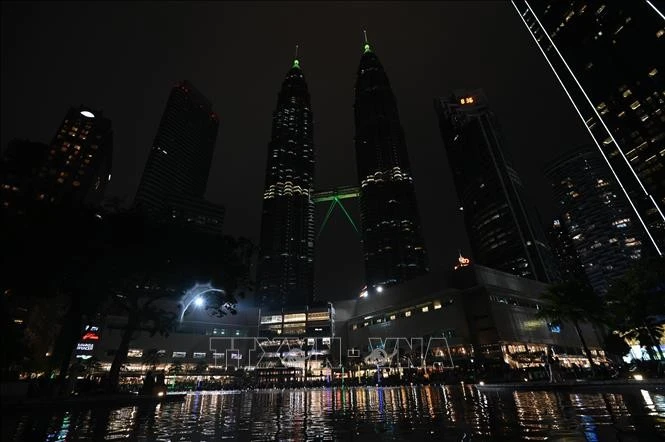 Khu vực Tháp đôi Petronas ở Kuala Lumpur, Malaysia chìm trong bóng tối hưởng ứng Giờ Trái Đất tối 22/3/2025.