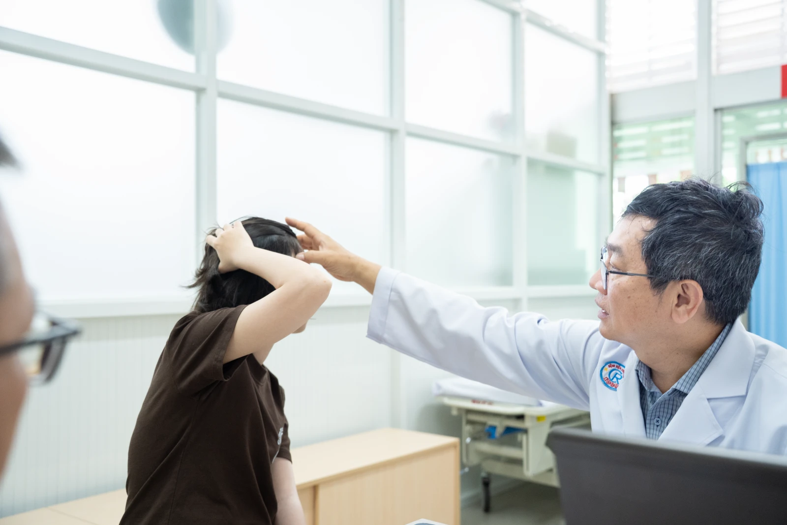 Sau 24 giờ phẫu thuật bắc cầu động mạch não tại Bệnh viện Chợ Rẫy, bệnh nhân đã hồi phục tay trái và không còn liệt mặt.