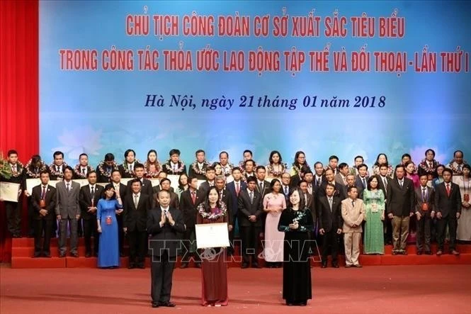 Phó Chủ tịch Tổng Liên đoàn Lao động Việt Nam Mai Đức Chính và Thứ trưởng Bộ Lao động Thương Binh và Xã hội Đào Hồng Lan trao bằng khen cho Chủ tịch Công đoàn xuất sắc tại Lễ Tuyên dương Chủ tịch Công đoàn cơ sở xuất sắc tiêu biểu trong thỏa ước lao động tập thể và đối thoại lần thứ nhất (2009).