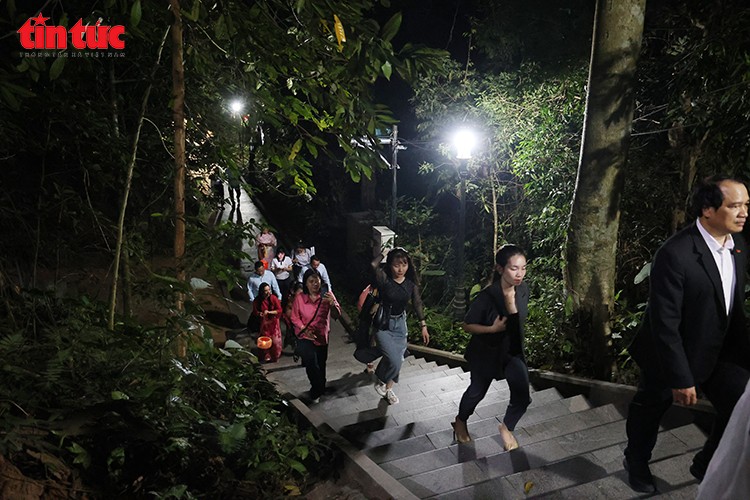 Hành trình lên các bậc đá trong đêm tạo cảm giác hành hương sâu lắng.