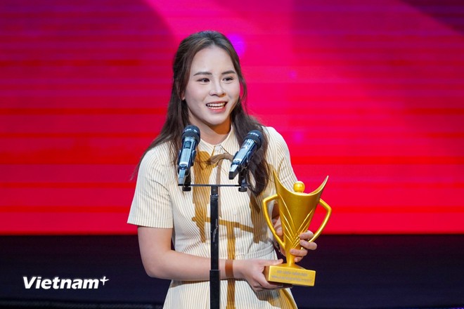 Xạ thủ Trịnh Thu Vinh năm thứ 2 liên tiếp nhận giải thưởng "Nữ Vận động viên của năm."