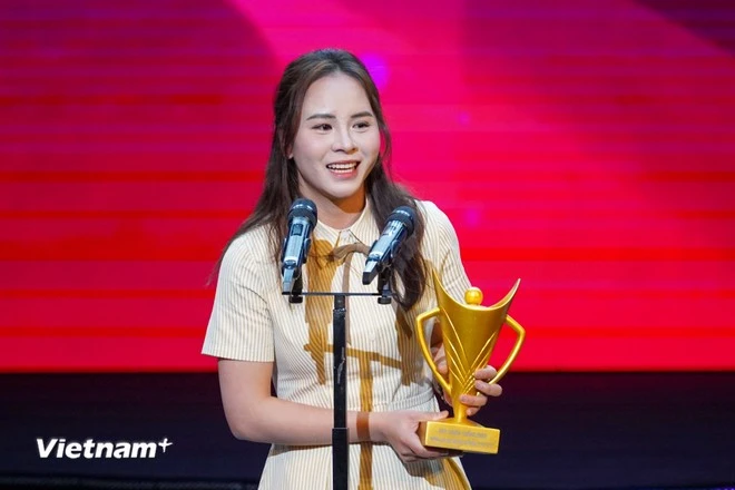 Xạ thủ Trịnh Thu Vinh năm thứ 2 liên tiếp nhận giải thưởng "Nữ Vận động viên của năm."